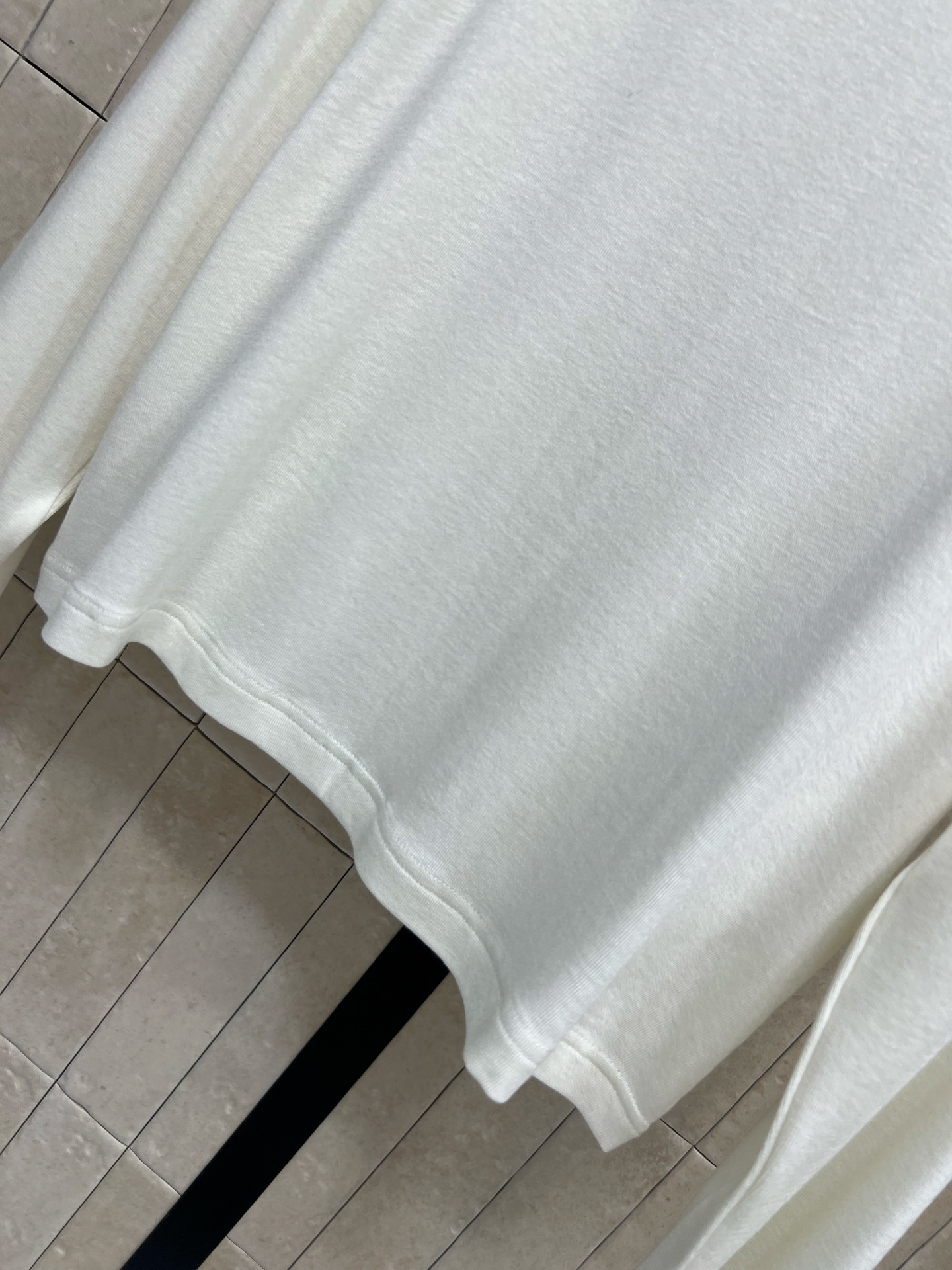 D家 26早秋新款 圆领长袖上衣 面料柔软新疆 亲肤弹力好 小圆领版型简约利落 胸前精致logo点缀 低调不浮夸 轻松拉