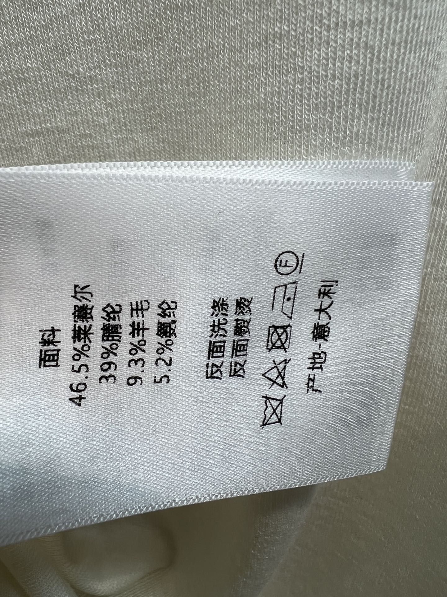 D家 26早秋新款 圆领长袖上衣 面料柔软新疆 亲肤弹力好 小圆领版型简约利落 胸前精致logo点缀 低调不浮夸 轻松拉