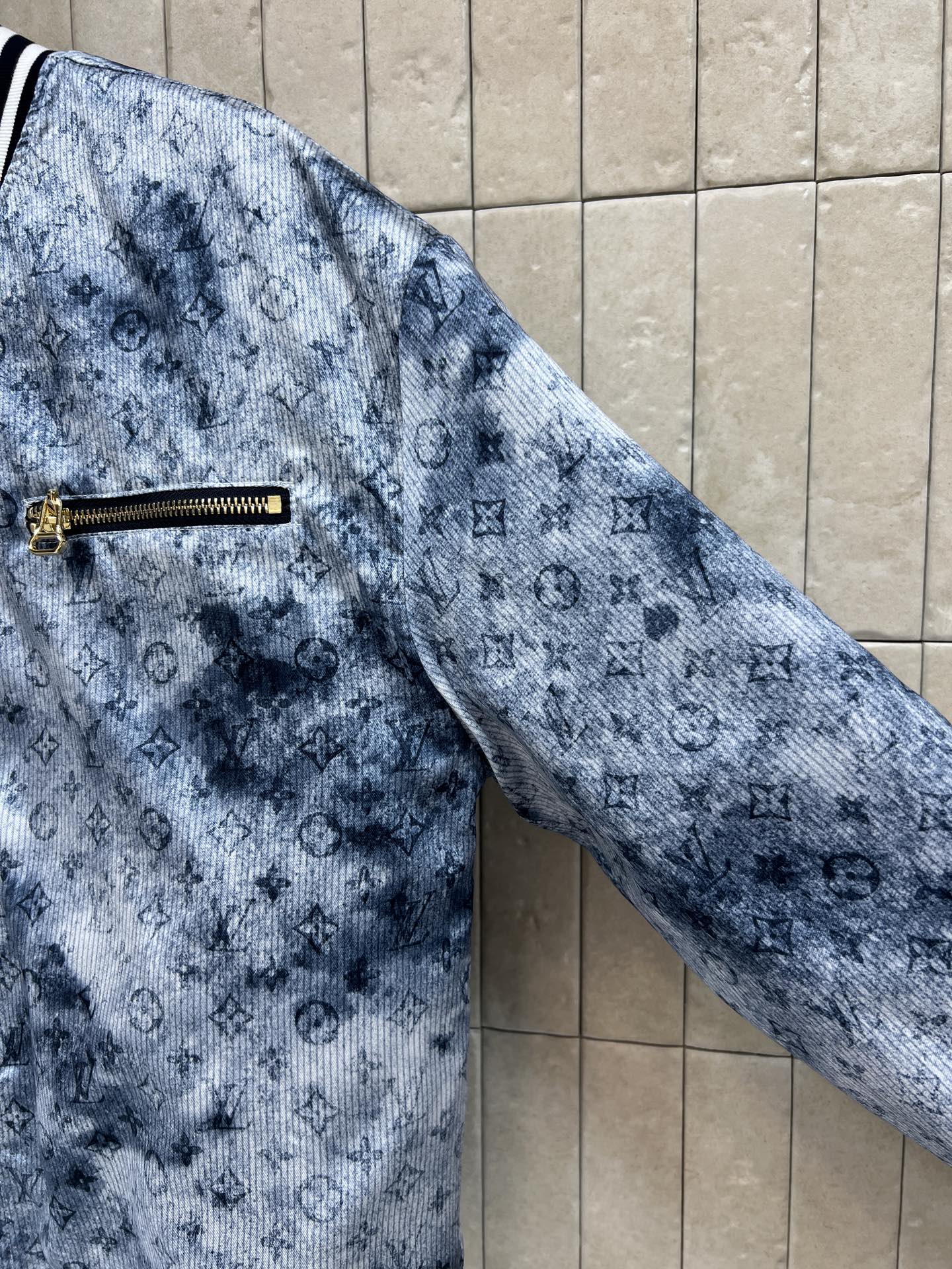 L家 26早秋新款 双面短款夹克外套 一衣两穿设计 一面氛围感扎染老花 另一面简约藏青纯色 金属拉链搭配精致皮饰拉头 拉