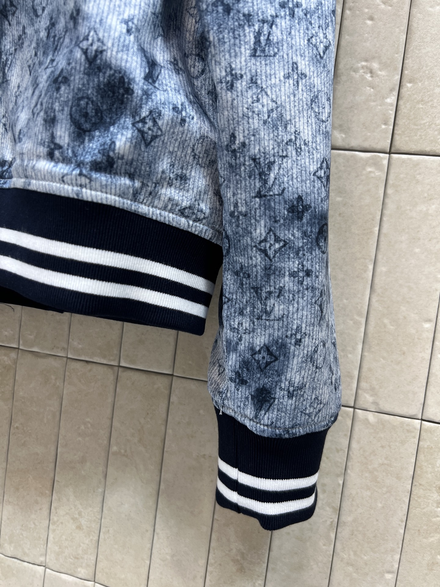 L家 26早秋新款 双面短款夹克外套 一衣两穿设计 一面氛围感扎染老花 另一面简约藏青纯色 金属拉链搭配精致皮饰拉头 拉