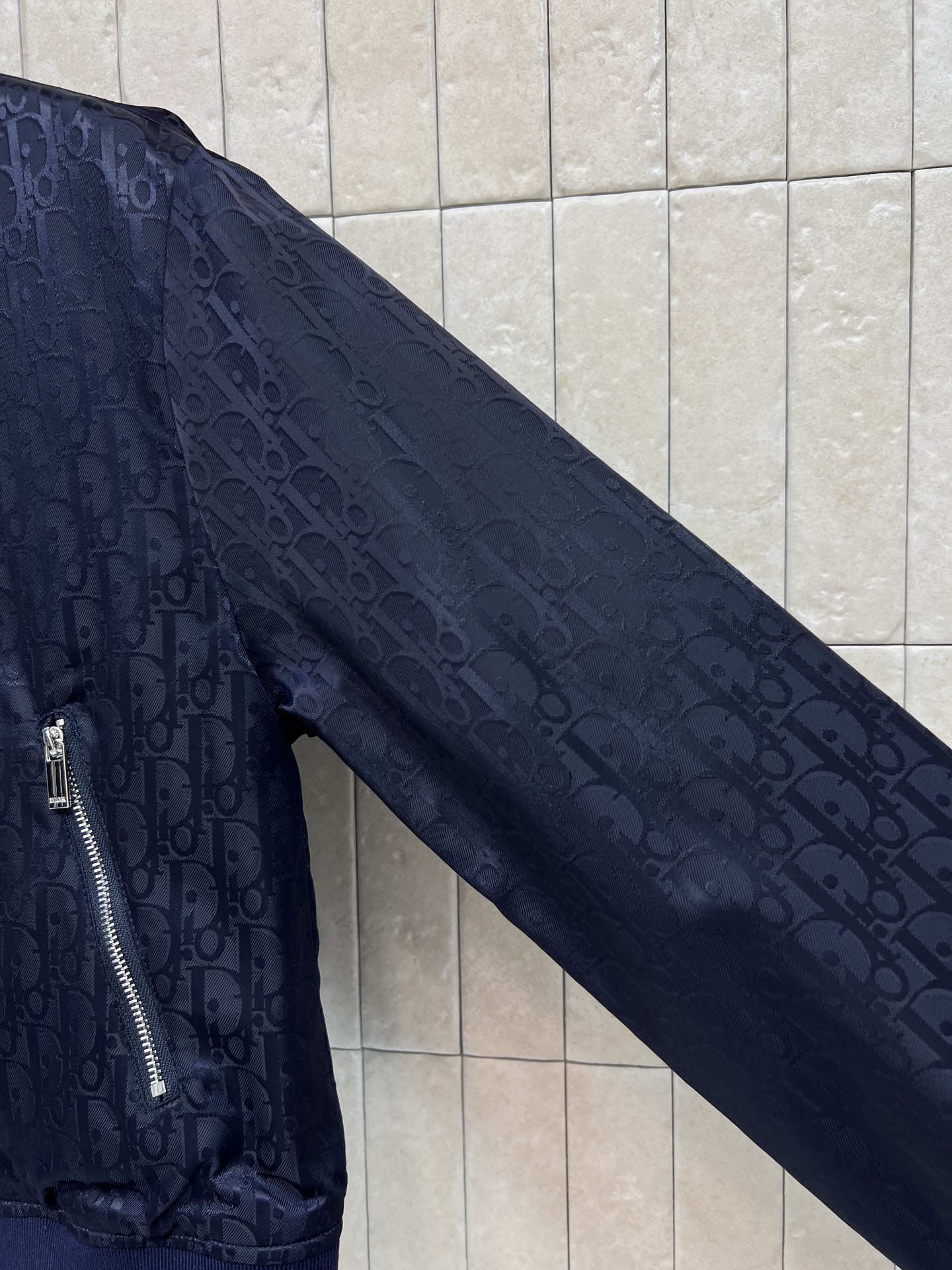 D家 26早秋新款 双面短款夹克外套 实用双面穿设计 一面低调老花暗纹 一面复古印花 一件解锁两种风格 立领拉链开合 罗