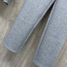 LW家 26早秋新款 半拉链卫衣套装 大翻领半拉链卫衣+抽绳长裤 胸口精致刺绣标识 简约高级 宽松短款上衣 搭配抽绳卫裤 LW家 26早秋新款 半拉链卫衣套装 大翻领半拉链卫衣+抽绳长裤 胸口精致刺绣标识 简约高级 宽松短款上衣 搭配抽绳卫裤