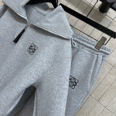 LW家 26早秋新款 半拉链卫衣套装 大翻领半拉链卫衣+抽绳长裤 胸口精致刺绣标识 简约高级 宽松短款上衣 搭配抽绳卫裤 LW家 26早秋新款 半拉链卫衣套装 大翻领半拉链卫衣+抽绳长裤 胸口精致刺绣标识 简约高级 宽松短款上衣 搭配抽绳卫裤