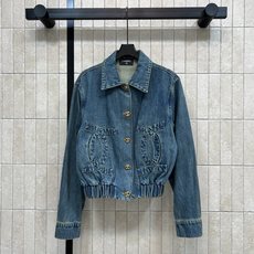 C家 26早秋新款 牛仔短款外套 牛仔棉面料挺括有型 经典翻领设计 双C门襟纽扣 口袋立体刺绣标识 细节辨识度拉满 下摆 C家 26早秋新款 牛仔短款外套 牛仔棉面料挺括有型 经典翻领设计 双C门襟纽扣 口袋立体刺绣标识 细节辨识度拉满 下摆