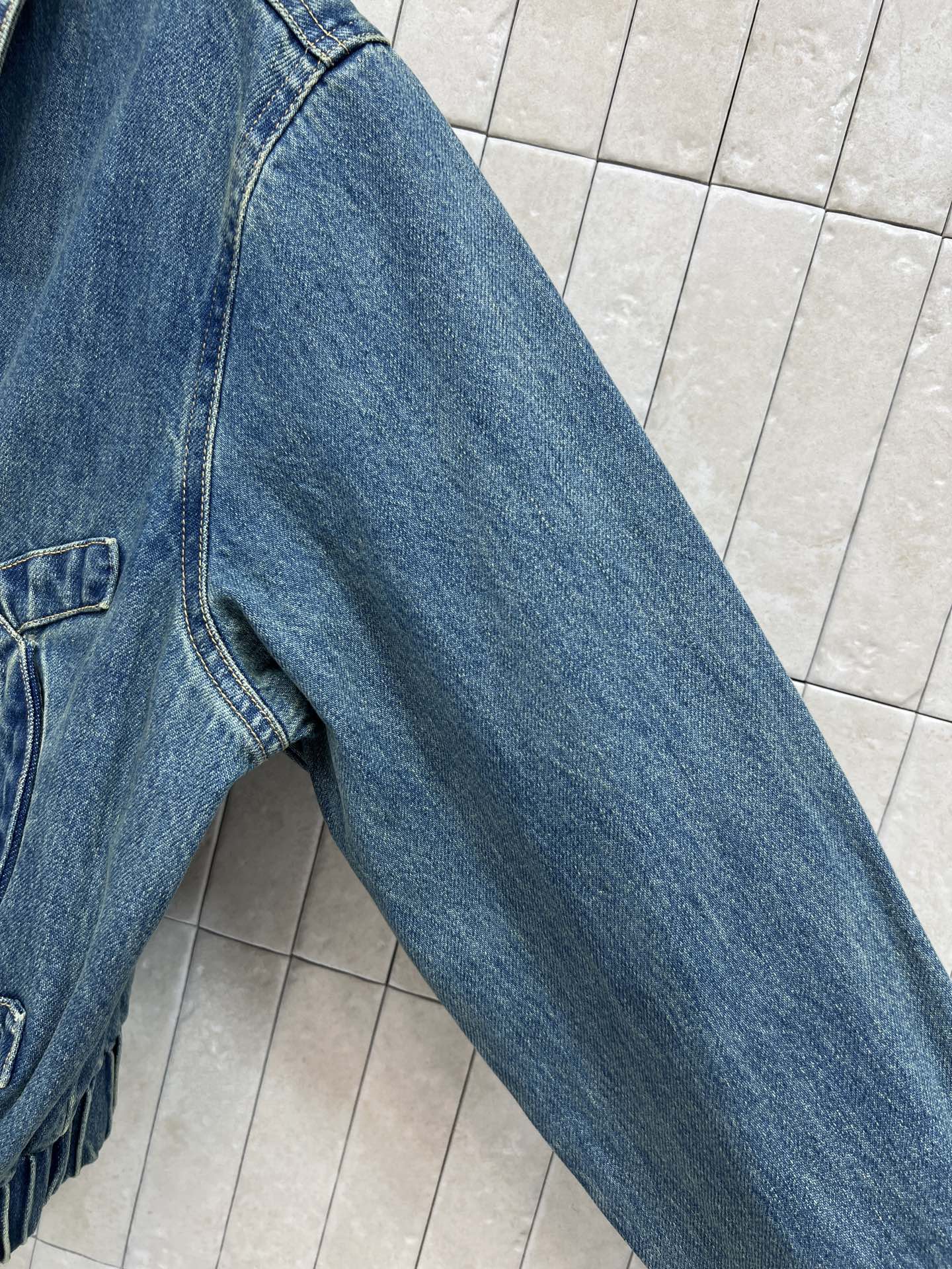 C家 26早秋新款 牛仔短款外套 牛仔棉面料挺括有型 经典翻领设计 双C门襟纽扣 口袋立体刺绣标识 细节辨识度拉满 下摆
