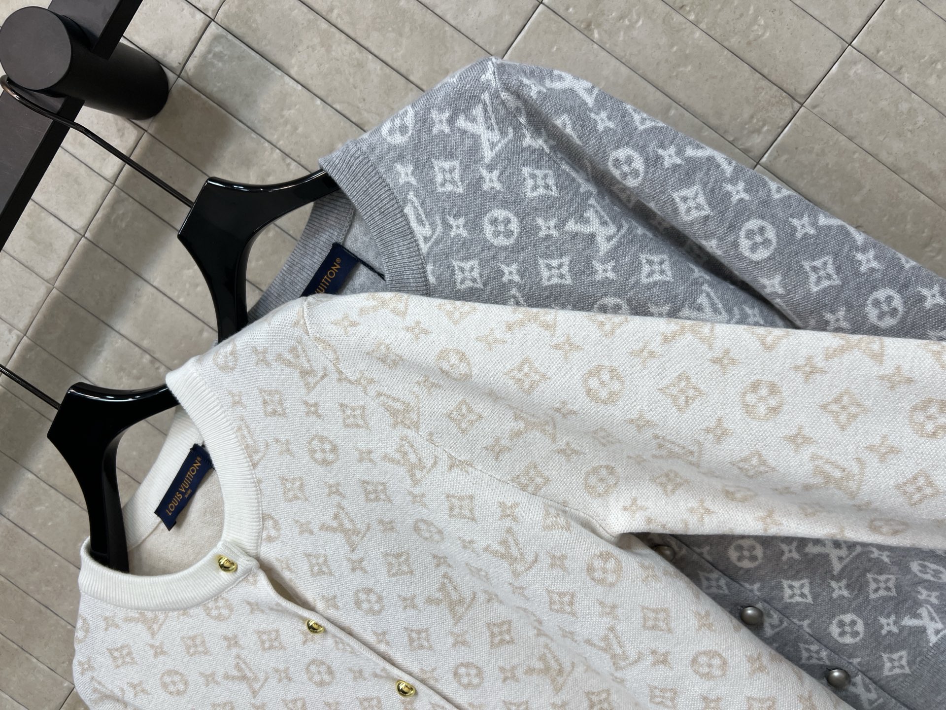 L家 26早秋新款 提花圆领针织开衫 羊毛针织面料软糯细腻 经典老花提花简约圆领版型 搭配金属质感圆扣 精致感拉满 袖口