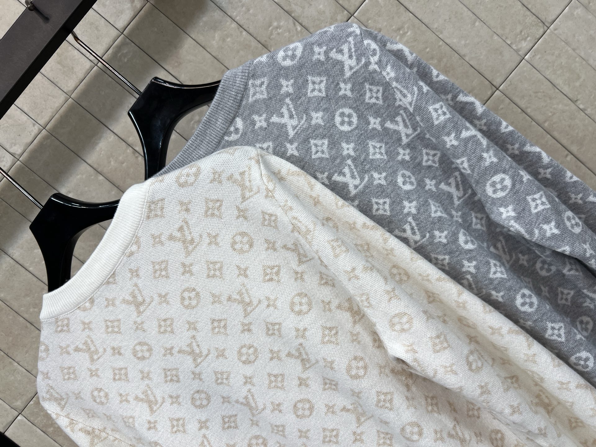 L家 26早秋新款 提花圆领针织开衫 羊毛针织面料软糯细腻 经典老花提花简约圆领版型 搭配金属质感圆扣 精致感拉满 袖口