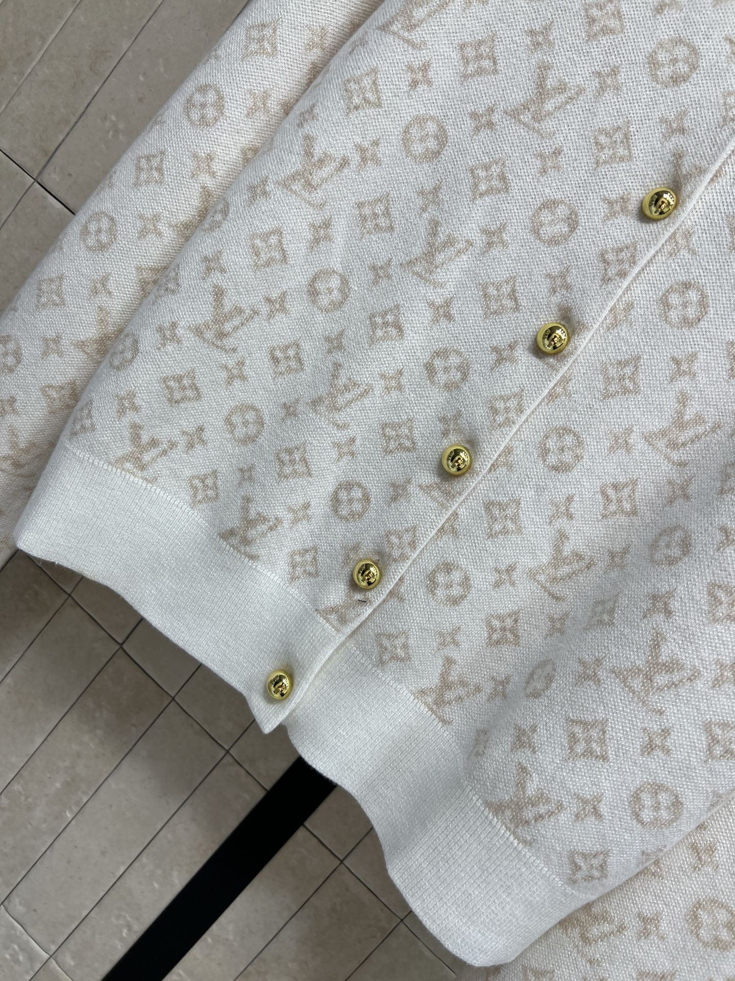 L家 26早秋新款 提花圆领针织开衫 羊毛针织面料软糯细腻 经典老花提花简约圆领版型 搭配金属质感圆扣 精致感拉满 袖口