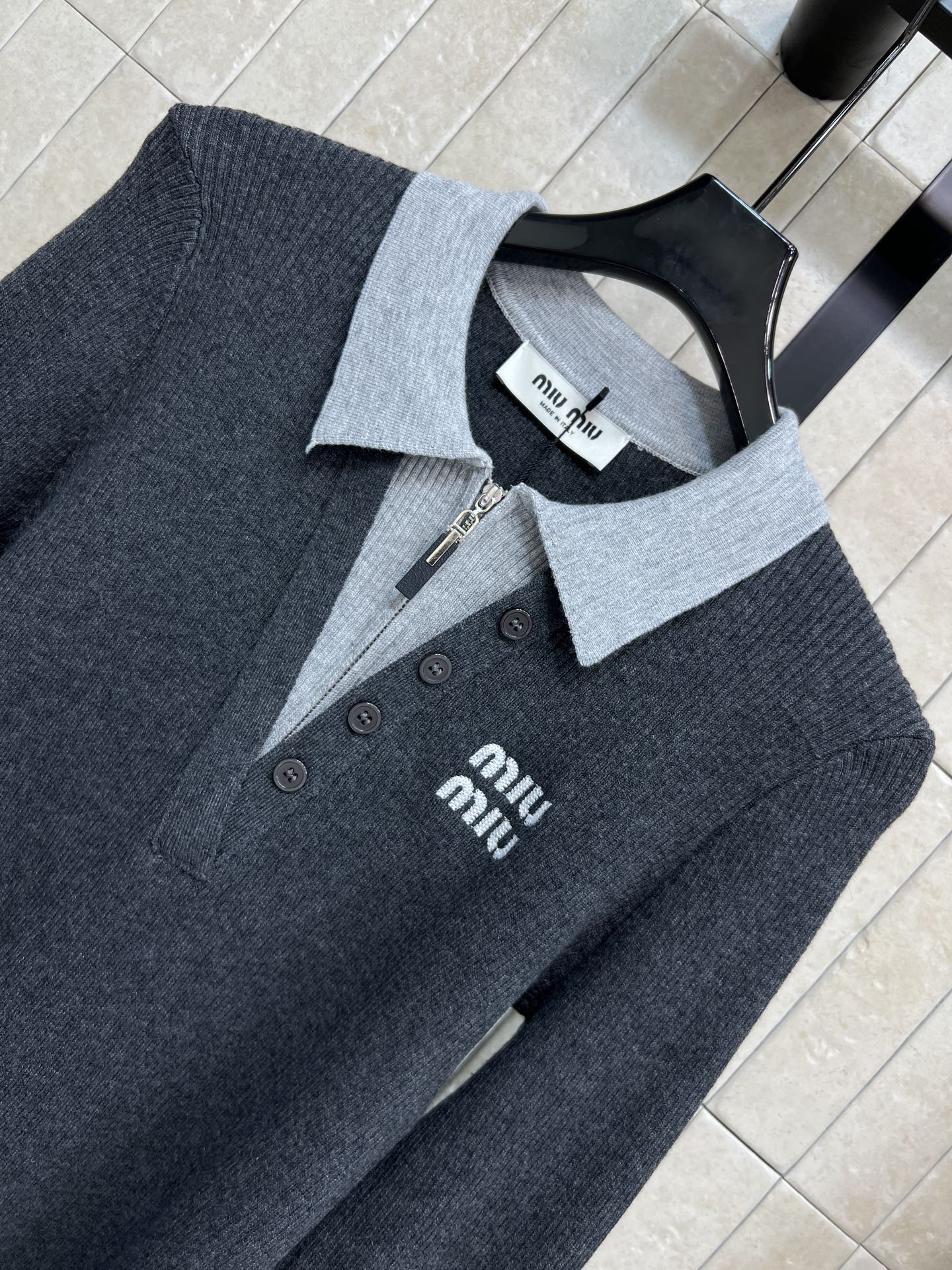 MIU家 26早秋新款 Polo领半拉链针织上衣 羊毛针织面料软糯亲肤 撞色翻领设计 半拉链搭配装饰扣 层次感十足 胸前 MIU家 26早秋新款 Polo领半拉链针织上衣 羊毛针织面料软糯亲肤 撞色翻领设计 半拉链搭配装饰扣 层次感十足 胸前