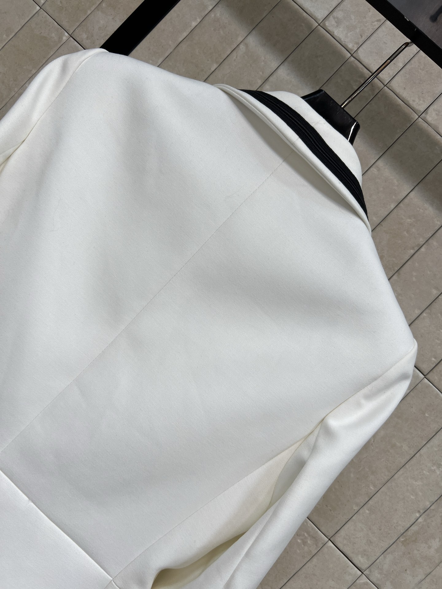 L家 26早秋新款 撞色青果领西装外套 面料挺括有型不易皱 简约高级的通勤西装 别致青果领搭配撞色织带包边 精致凸显层次