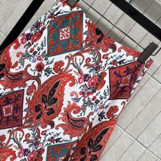L家 26早秋新款 印花高腰半裙 面料垂顺有型 浓郁复古佩斯利满印纹样 色彩浓烈富有异域格调 高腰剪裁 很好修饰腰臀比例 L家 26早秋新款 印花高腰半裙 面料垂顺有型 浓郁复古佩斯利满印纹样 色彩浓烈富有异域格调 高腰剪裁 很好修饰腰臀比例
