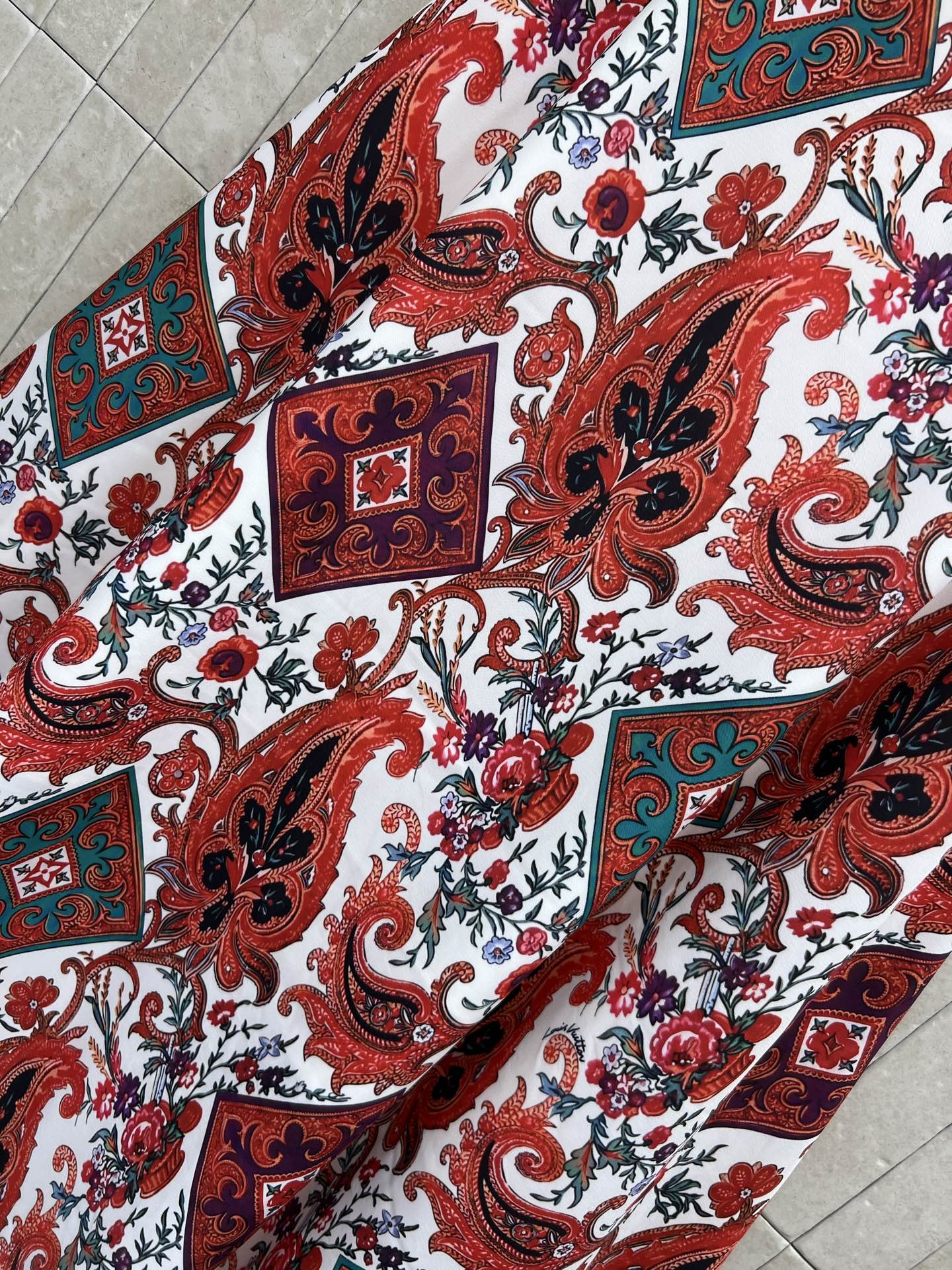 L家 26早秋新款 印花高腰半裙 面料垂顺有型 浓郁复古佩斯利满印纹样 色彩浓烈富有异域格调 高腰剪裁 很好修饰腰臀比例 L家 26早秋新款 印花高腰半裙 面料垂顺有型 浓郁复古佩斯利满印纹样 色彩浓烈富有异域格调 高腰剪裁 很好修饰腰臀比例