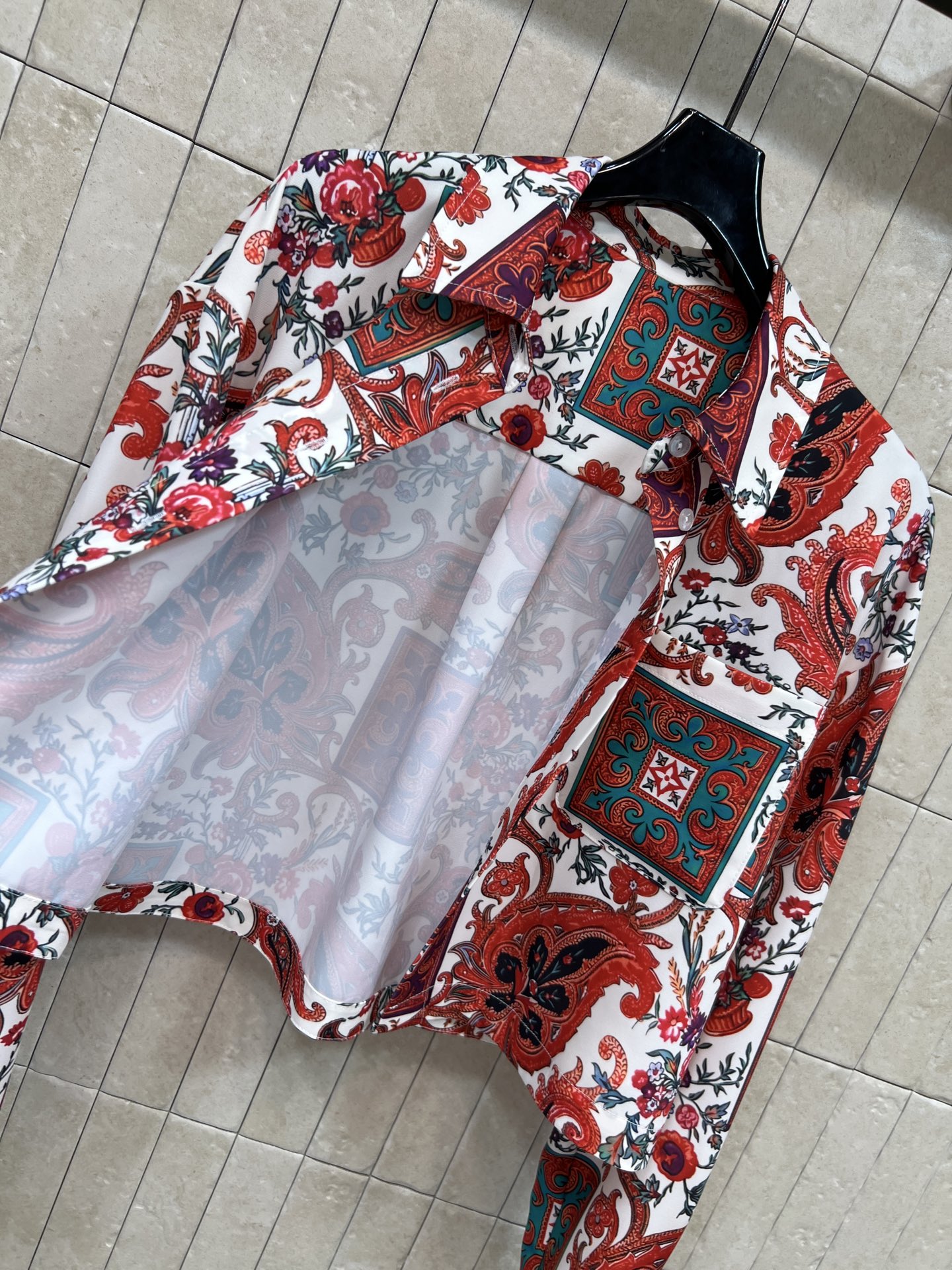 L家 26早秋新款 印花短款衬衫 面料垂顺滑爽 复古佩斯利满印花色 色彩浓烈富有异域风情 经典翻领单排扣设计 胸前口袋点