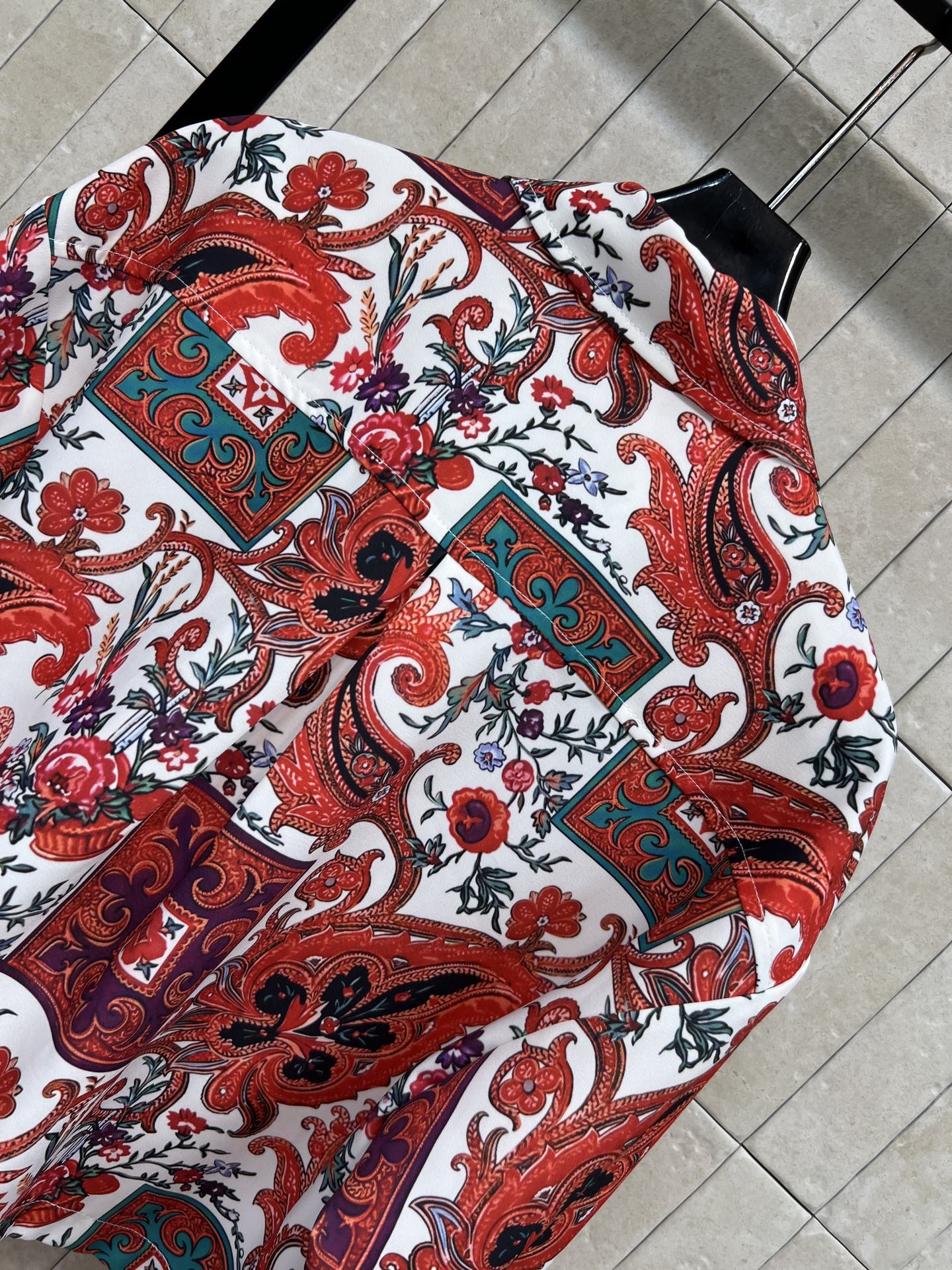 L家 26早秋新款 印花短款衬衫 面料垂顺滑爽 复古佩斯利满印花色 色彩浓烈富有异域风情 经典翻领单排扣设计 胸前口袋点