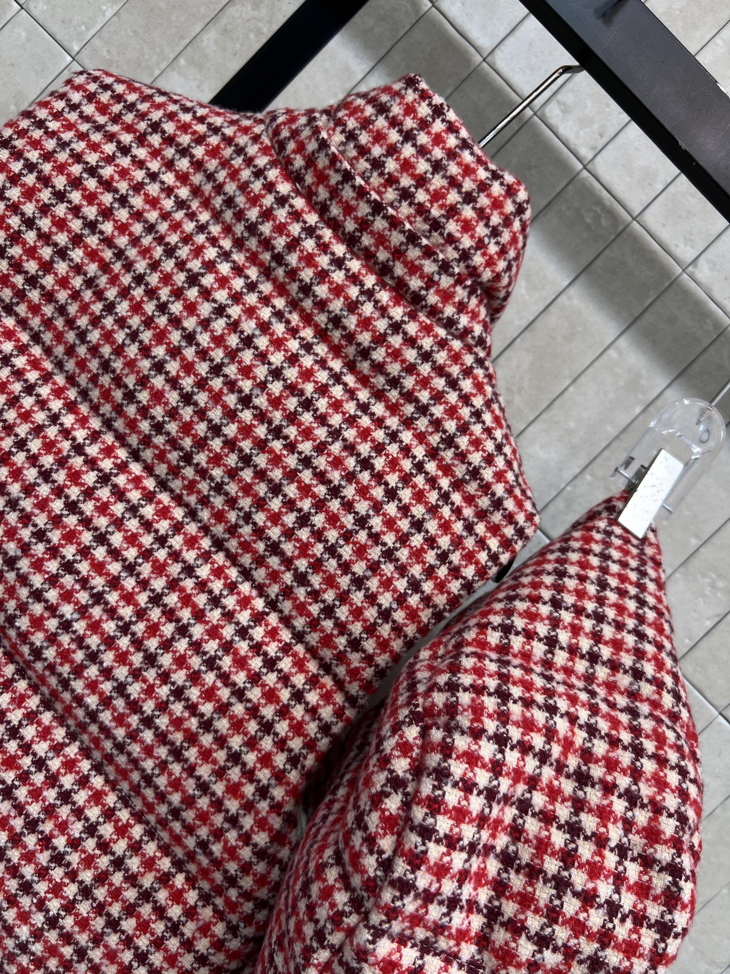 MO家 26秋冬新款 红格纹连帽羽绒马甲 可脱卸连帽设计 一衣两种穿搭风格 立领外层羊毛混纺 内里浅色90鹅绒填充 蓬松 MO家 26秋冬新款 红格纹连帽羽绒马甲 可脱卸连帽设计 一衣两种穿搭风格 立领外层羊毛混纺 内里浅色90鹅绒填充 蓬松