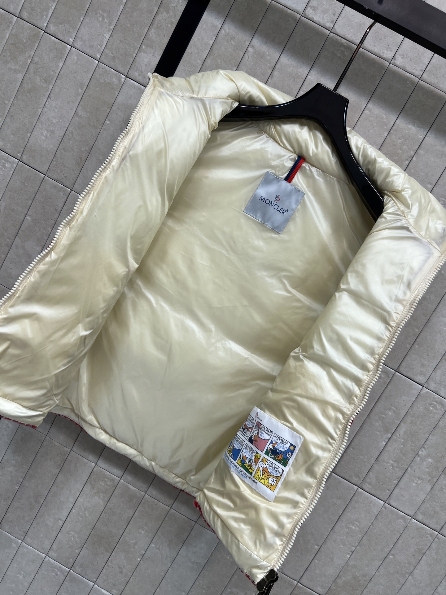MO家 26秋冬新款 红格纹连帽羽绒马甲 可脱卸连帽设计 一衣两种穿搭风格 立领外层羊毛混纺 内里浅色90鹅绒填充 蓬松 MO家 26秋冬新款 红格纹连帽羽绒马甲 可脱卸连帽设计 一衣两种穿搭风格 立领外层羊毛混纺 内里浅色90鹅绒填充 蓬松
