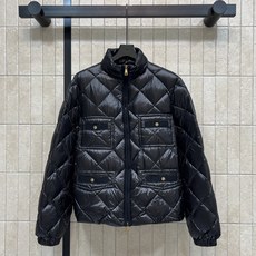 MO家 26秋冬新款 立领多口袋羽绒外套 利落立领版型防风锁温 国标90鹅绒填充 上身轻盈不臃肿 多口袋设计 撞色按扣点 MO家 26秋冬新款 立领多口袋羽绒外套 利落立领版型防风锁温 国标90鹅绒填充 上身轻盈不臃肿 多口袋设计 撞色按扣点