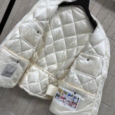 MO家 26秋冬新款 立领多口袋羽绒外套 利落立领版型防风锁温 国标90鹅绒填充 上身轻盈不臃肿 多口袋设计 撞色按扣点 MO家 26秋冬新款 立领多口袋羽绒外套 利落立领版型防风锁温 国标90鹅绒填充 上身轻盈不臃肿 多口袋设计 撞色按扣点