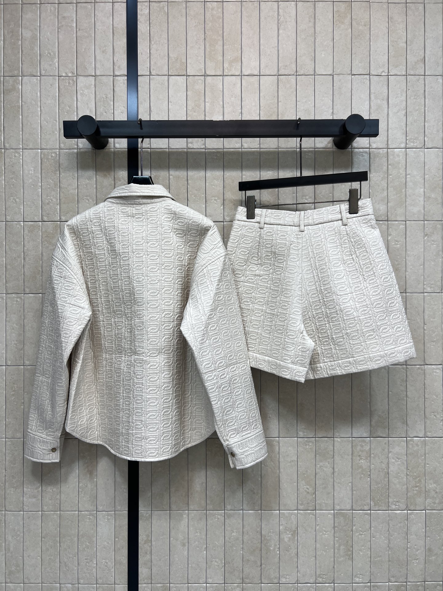 MO家 26秋冬新款 提花棉服两件套 翻领外套+高腰短裤 整套采用同立体提花压纹 棉质混纺面料肌理感满满 复古金色排扣 MO家 26秋冬新款 提花棉服两件套 翻领外套+高腰短裤 整套采用同立体提花压纹 棉质混纺面料肌理感满满 复古金色排扣