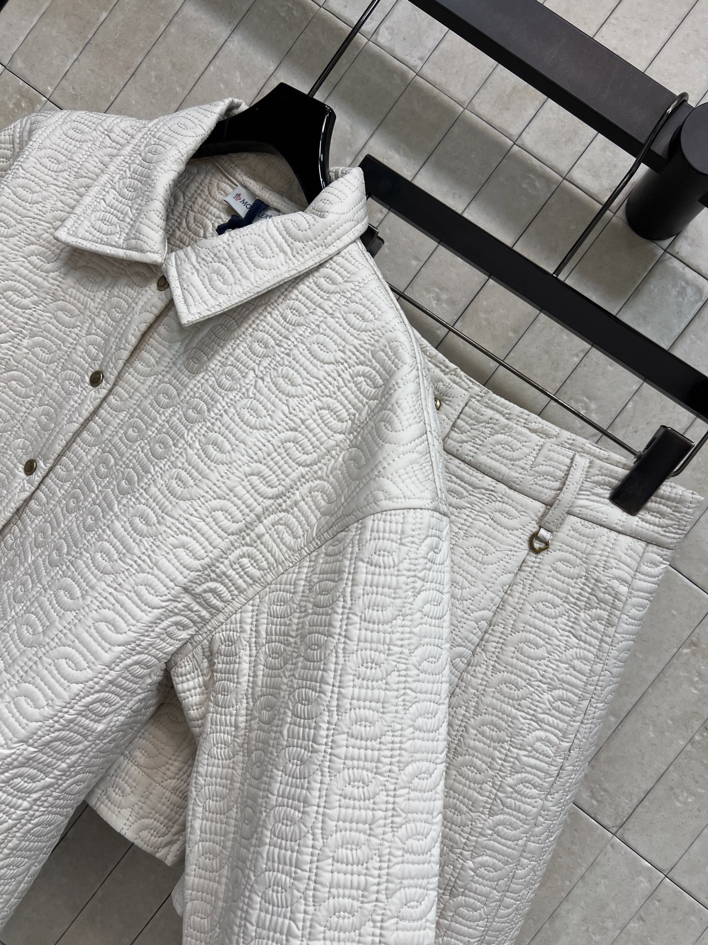 MO家 26秋冬新款 提花棉服两件套 翻领外套+高腰短裤 整套采用同立体提花压纹 棉质混纺面料肌理感满满 复古金色排扣 MO家 26秋冬新款 提花棉服两件套 翻领外套+高腰短裤 整套采用同立体提花压纹 棉质混纺面料肌理感满满 复古金色排扣