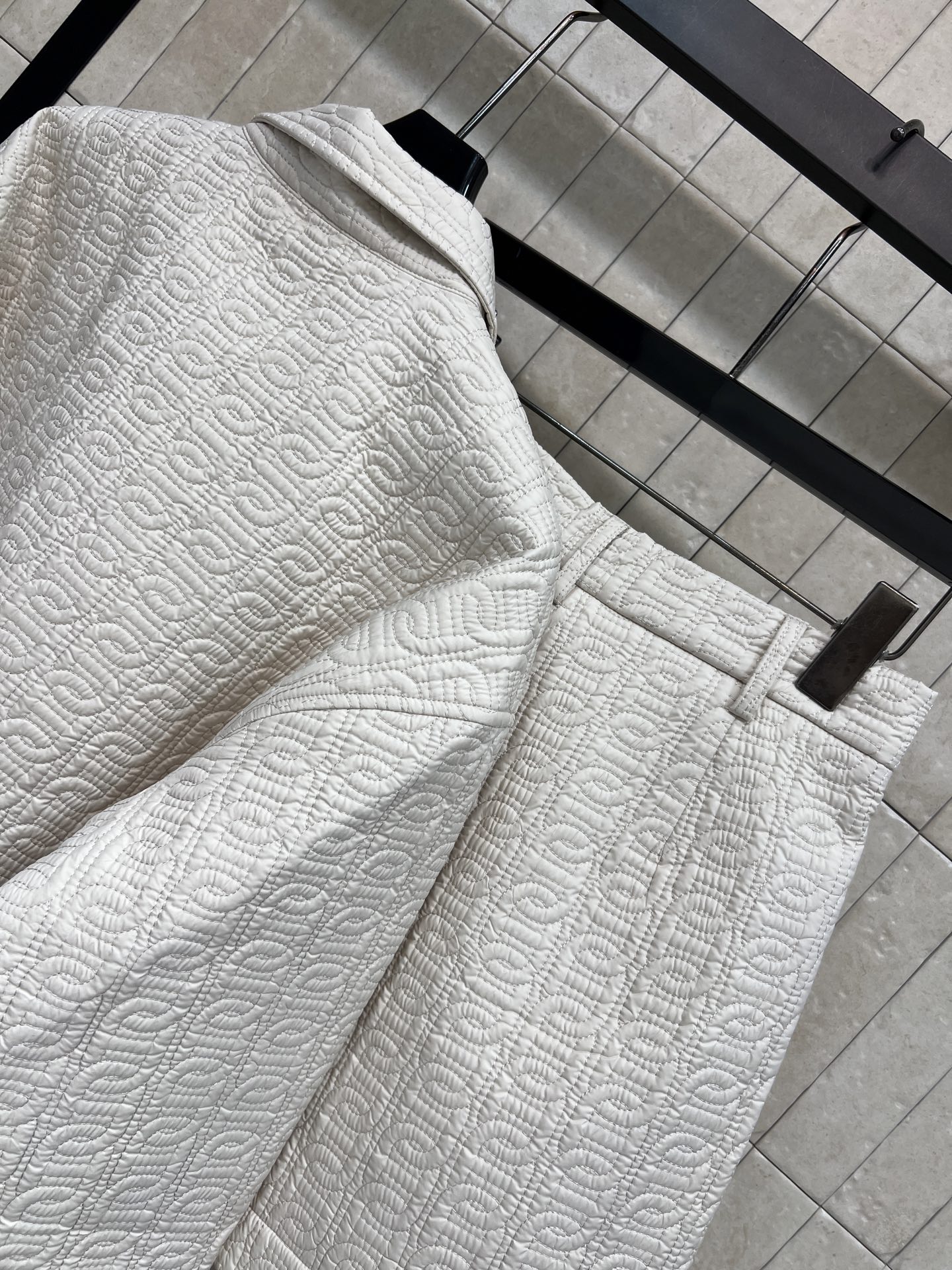 MO家 26秋冬新款 提花棉服两件套 翻领外套+高腰短裤 整套采用同立体提花压纹 棉质混纺面料肌理感满满 复古金色排扣 MO家 26秋冬新款 提花棉服两件套 翻领外套+高腰短裤 整套采用同立体提花压纹 棉质混纺面料肌理感满满 复古金色排扣