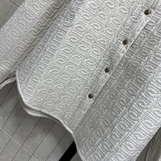 MO家 26秋冬新款 提花棉服两件套 翻领外套+高腰短裤 整套采用同立体提花压纹 棉质混纺面料肌理感满满 复古金色排扣 MO家 26秋冬新款 提花棉服两件套 翻领外套+高腰短裤 整套采用同立体提花压纹 棉质混纺面料肌理感满满 复古金色排扣