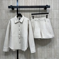 MO家 26秋冬新款 提花棉服两件套 翻领外套+高腰短裤 整套采用同立体提花压纹 棉质混纺面料肌理感满满 复古金色排扣 MO家 26秋冬新款 提花棉服两件套 翻领外套+高腰短裤 整套采用同立体提花压纹 棉质混纺面料肌理感满满 复古金色排扣