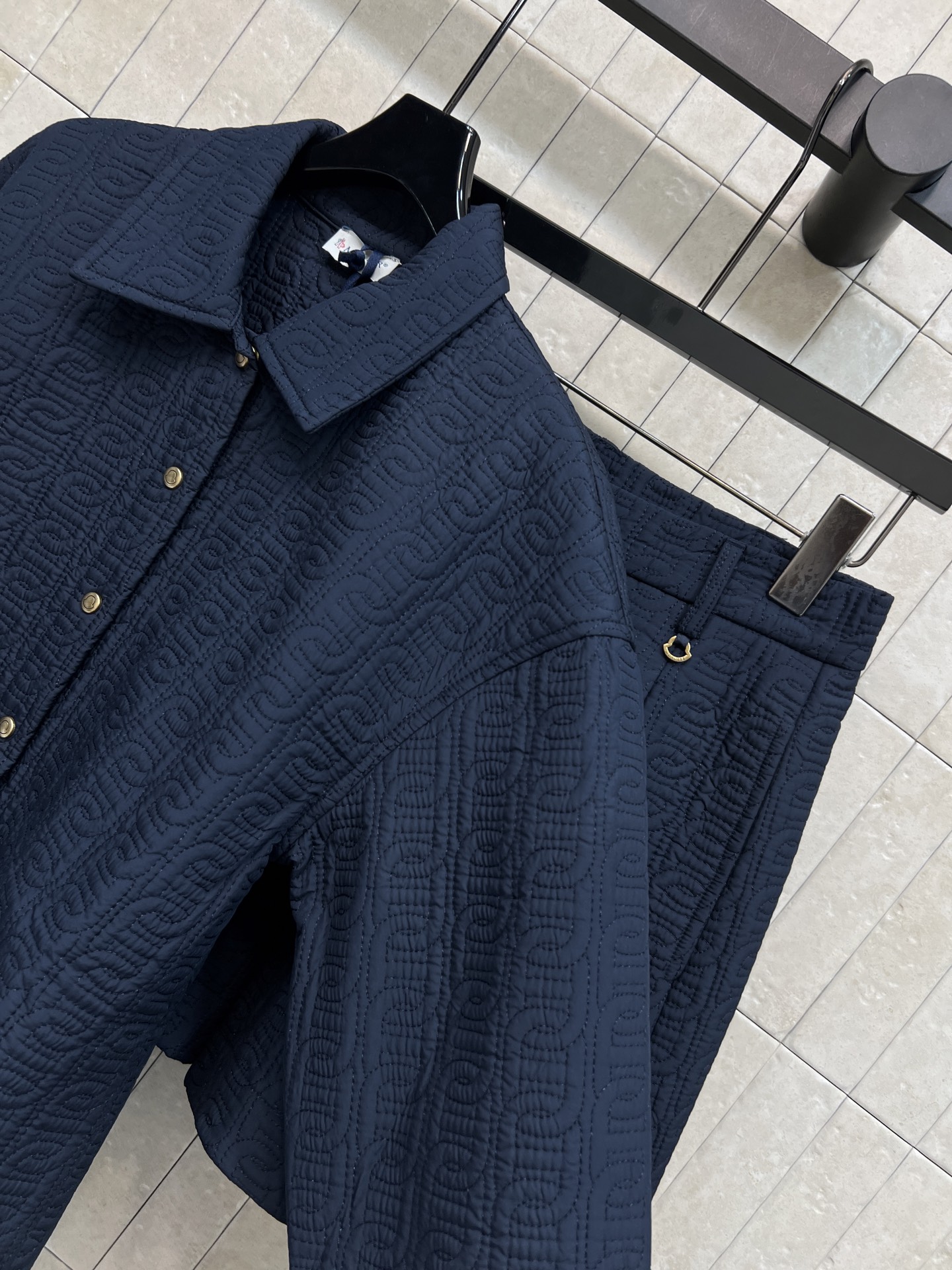 MO家 26秋冬新款 提花棉服两件套 翻领外套+高腰短裤 整套采用同立体提花压纹 棉质混纺面料肌理感满满 复古金色排扣 MO家 26秋冬新款 提花棉服两件套 翻领外套+高腰短裤 整套采用同立体提花压纹 棉质混纺面料肌理感满满 复古金色排扣