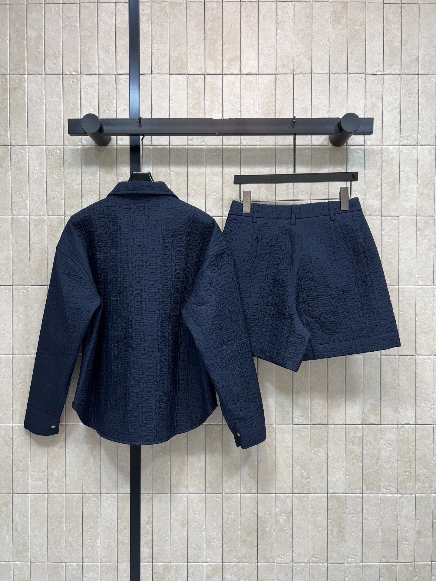 MO家 26秋冬新款 提花棉服两件套 翻领外套+高腰短裤 整套采用同立体提花压纹 棉质混纺面料肌理感满满 复古金色排扣 MO家 26秋冬新款 提花棉服两件套 翻领外套+高腰短裤 整套采用同立体提花压纹 棉质混纺面料肌理感满满 复古金色排扣