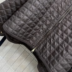 MO家 26秋冬新款 连帽短款棉服外套 连帽抽绳设计 全身方格肌理充棉轻薄 不规则弧形下摆 两侧纽扣小细节 版型宽松斗篷 MO家 26秋冬新款 连帽短款棉服外套 连帽抽绳设计 全身方格肌理充棉轻薄 不规则弧形下摆 两侧纽扣小细节 版型宽松斗篷