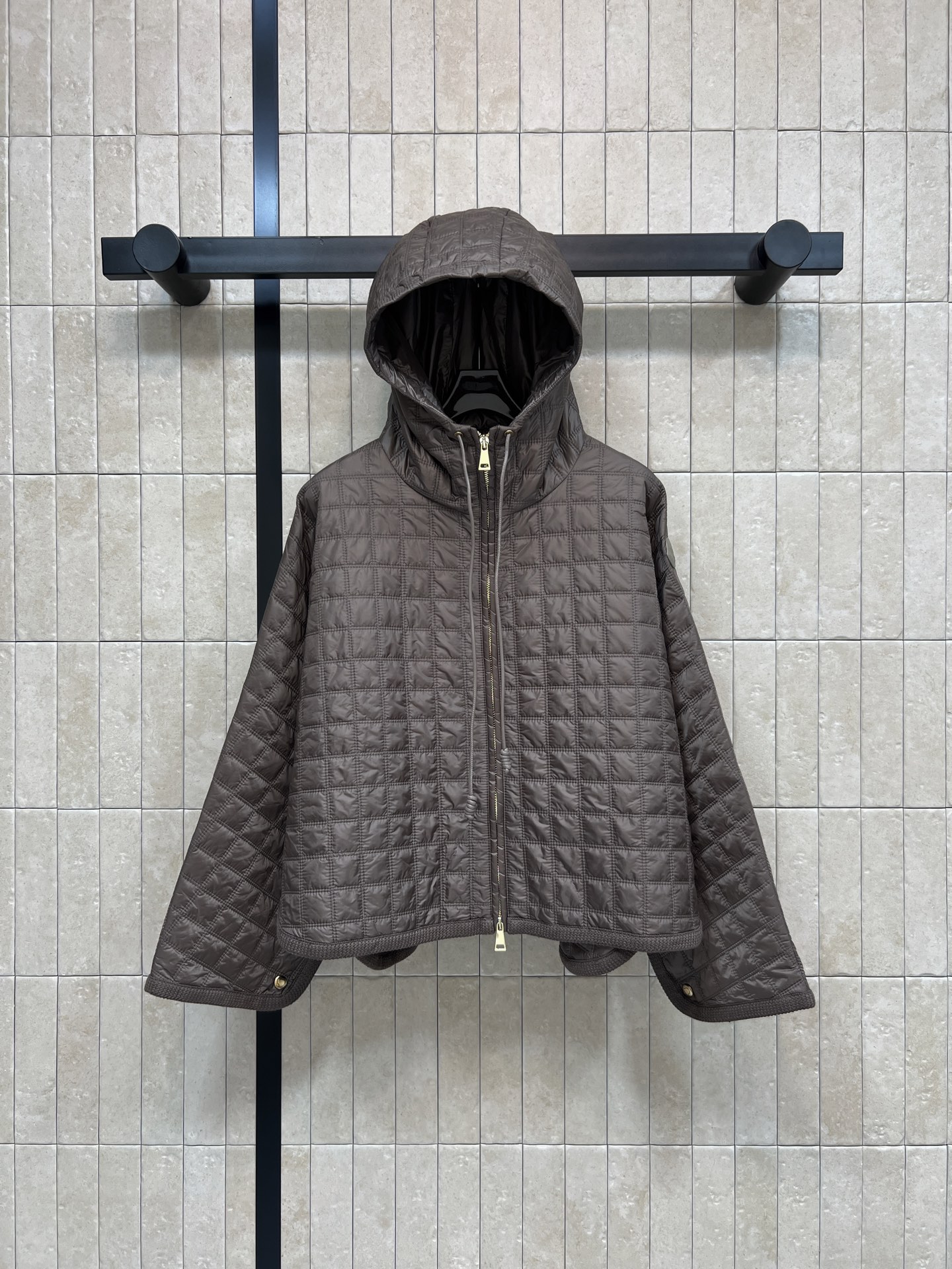 MO家 26秋冬新款 连帽短款棉服外套 连帽抽绳设计 全身方格肌理充棉轻薄 不规则弧形下摆 两侧纽扣小细节 版型宽松斗篷 MO家 26秋冬新款 连帽短款棉服外套 连帽抽绳设计 全身方格肌理充棉轻薄 不规则弧形下摆 两侧纽扣小细节 版型宽松斗篷
