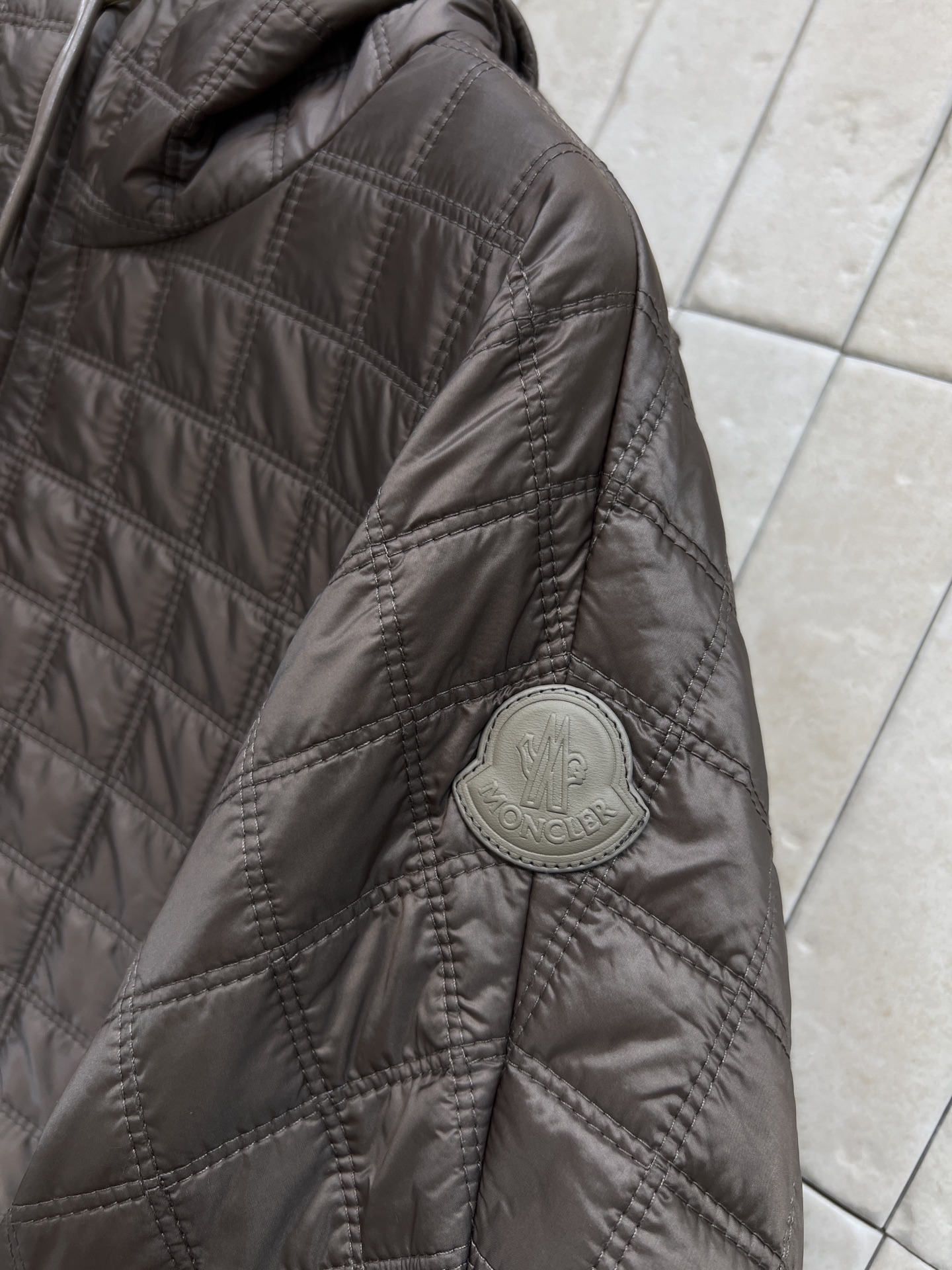 MO家 26秋冬新款 连帽短款棉服外套 连帽抽绳设计 全身方格肌理充棉轻薄 不规则弧形下摆 两侧纽扣小细节 版型宽松斗篷 MO家 26秋冬新款 连帽短款棉服外套 连帽抽绳设计 全身方格肌理充棉轻薄 不规则弧形下摆 两侧纽扣小细节 版型宽松斗篷