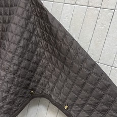 MO家 26秋冬新款 连帽短款棉服外套 连帽抽绳设计 全身方格肌理充棉轻薄 不规则弧形下摆 两侧纽扣小细节 版型宽松斗篷 MO家 26秋冬新款 连帽短款棉服外套 连帽抽绳设计 全身方格肌理充棉轻薄 不规则弧形下摆 两侧纽扣小细节 版型宽松斗篷