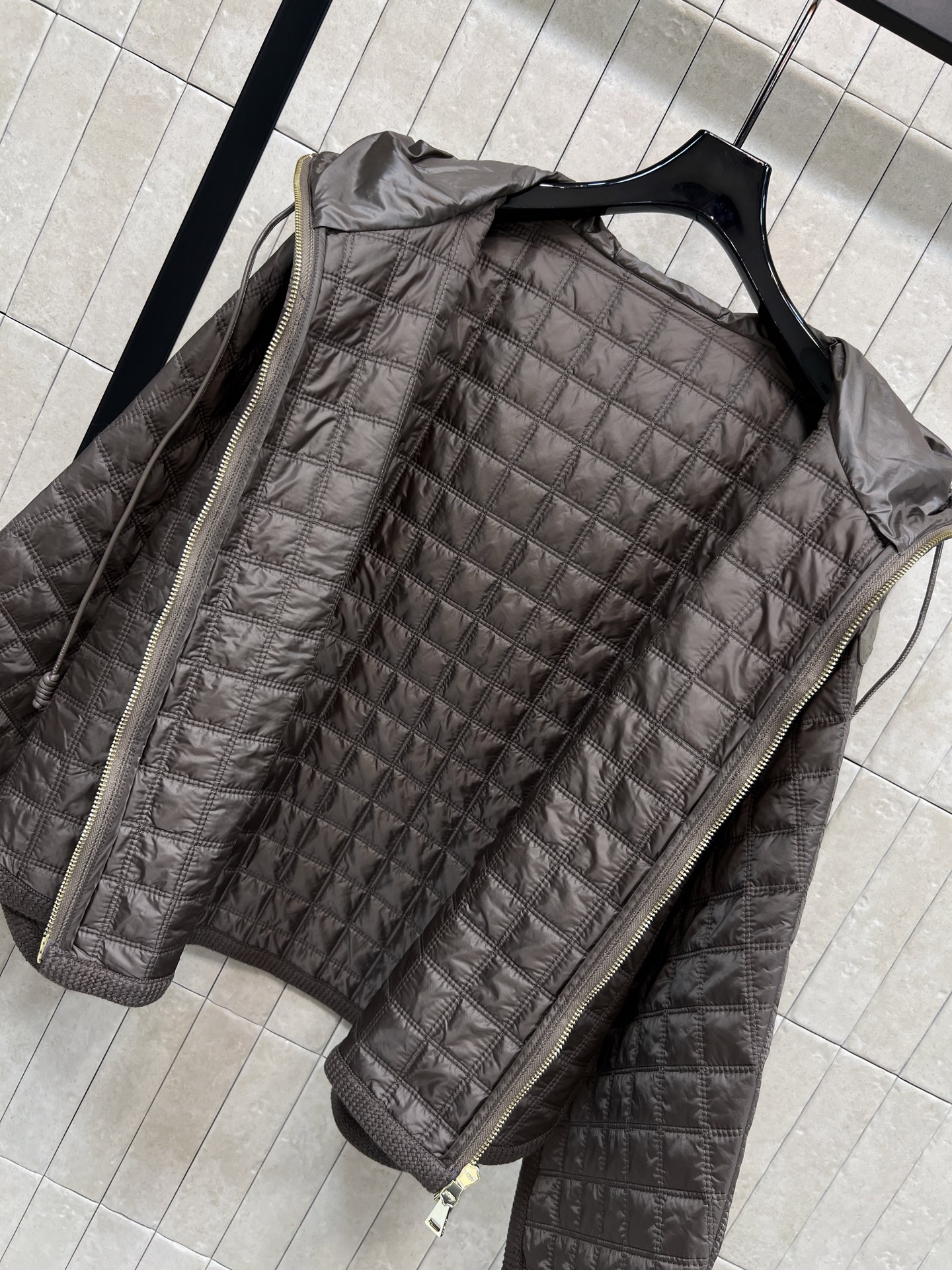 MO家 26秋冬新款 连帽短款棉服外套 连帽抽绳设计 全身方格肌理充棉轻薄 不规则弧形下摆 两侧纽扣小细节 版型宽松斗篷 MO家 26秋冬新款 连帽短款棉服外套 连帽抽绳设计 全身方格肌理充棉轻薄 不规则弧形下摆 两侧纽扣小细节 版型宽松斗篷
