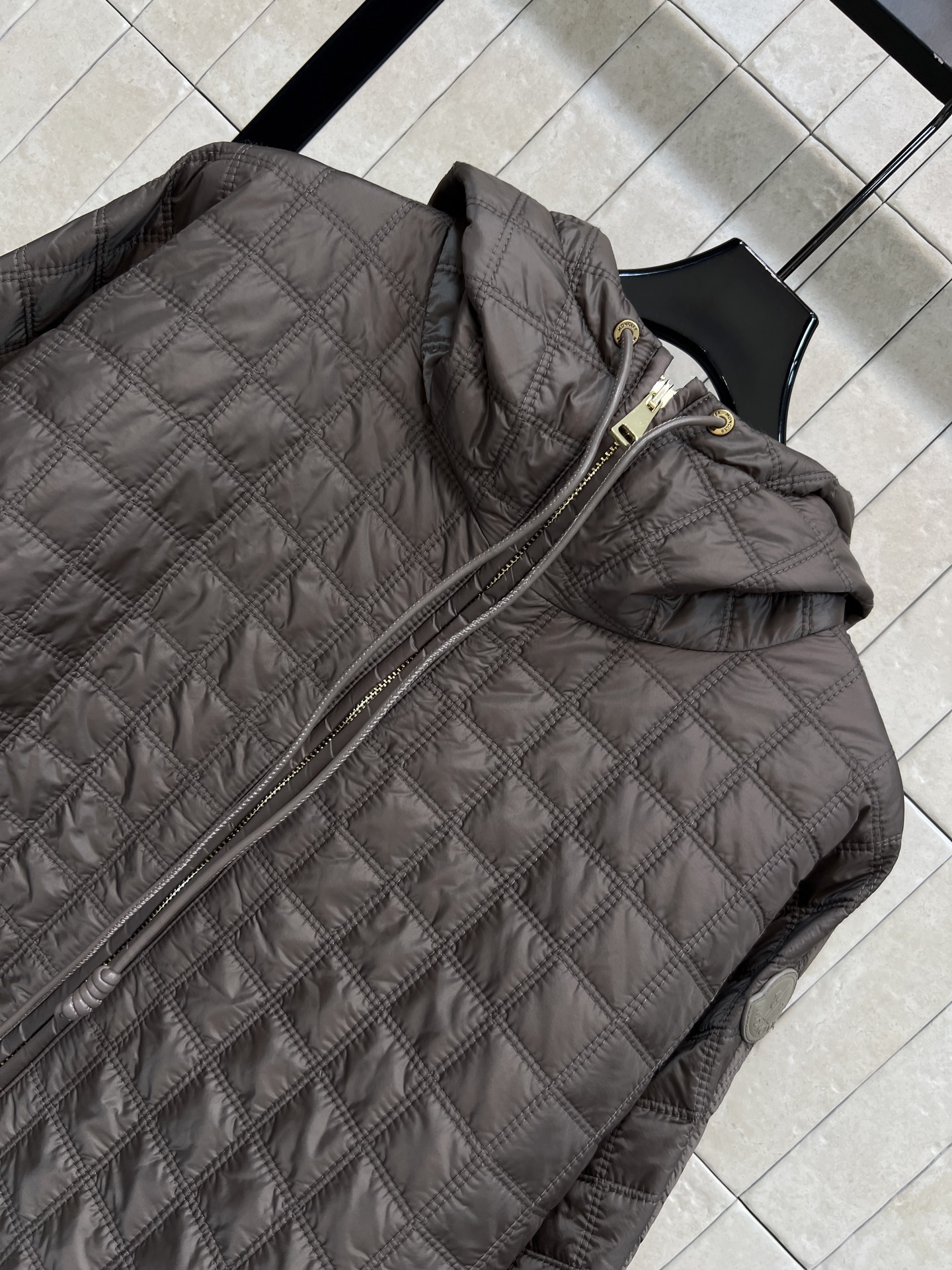MO家 26秋冬新款 连帽短款棉服外套 连帽抽绳设计 全身方格肌理充棉轻薄 不规则弧形下摆 两侧纽扣小细节 版型宽松斗篷 MO家 26秋冬新款 连帽短款棉服外套 连帽抽绳设计 全身方格肌理充棉轻薄 不规则弧形下摆 两侧纽扣小细节 版型宽松斗篷