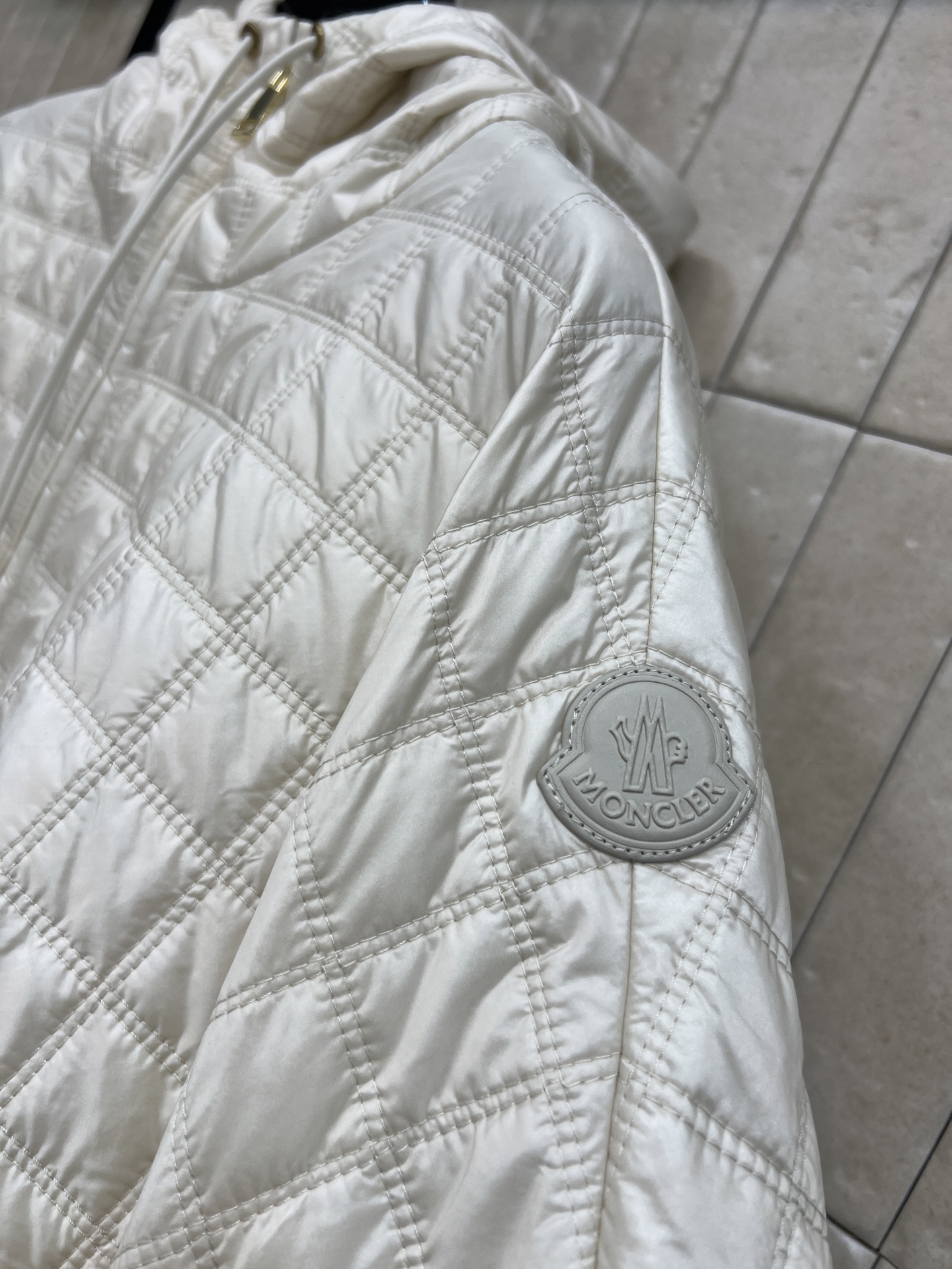 MO家 26秋冬新款 连帽短款棉服外套 连帽抽绳设计 全身方格肌理充棉轻薄 不规则弧形下摆 两侧纽扣小细节 版型宽松斗篷 MO家 26秋冬新款 连帽短款棉服外套 连帽抽绳设计 全身方格肌理充棉轻薄 不规则弧形下摆 两侧纽扣小细节 版型宽松斗篷