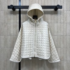 MO家 26秋冬新款 连帽短款棉服外套 连帽抽绳设计 全身方格肌理充棉轻薄 不规则弧形下摆 两侧纽扣小细节 版型宽松斗篷 MO家 26秋冬新款 连帽短款棉服外套 连帽抽绳设计 全身方格肌理充棉轻薄 不规则弧形下摆 两侧纽扣小细节 版型宽松斗篷