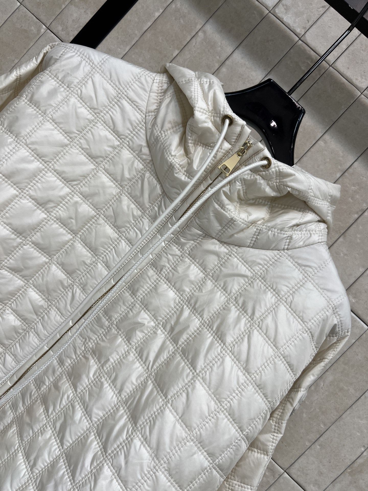MO家 26秋冬新款 连帽短款棉服外套 连帽抽绳设计 全身方格肌理充棉轻薄 不规则弧形下摆 两侧纽扣小细节 版型宽松斗篷 MO家 26秋冬新款 连帽短款棉服外套 连帽抽绳设计 全身方格肌理充棉轻薄 不规则弧形下摆 两侧纽扣小细节 版型宽松斗篷