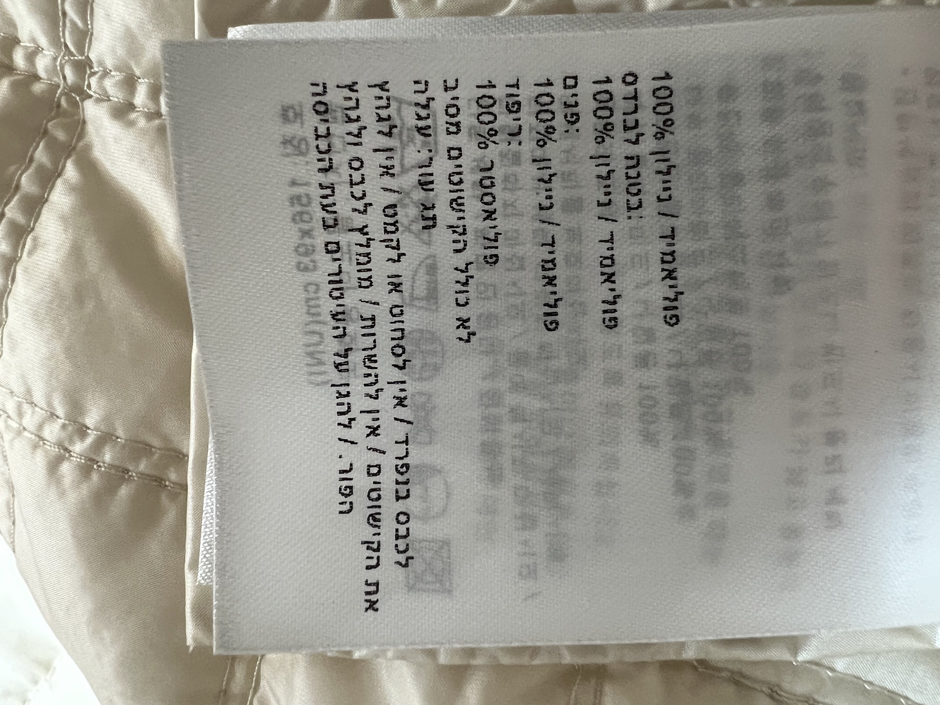 MO家 26秋冬新款 连帽短款棉服外套 连帽抽绳设计 全身方格肌理充棉轻薄 不规则弧形下摆 两侧纽扣小细节 版型宽松斗篷 MO家 26秋冬新款 连帽短款棉服外套 连帽抽绳设计 全身方格肌理充棉轻薄 不规则弧形下摆 两侧纽扣小细节 版型宽松斗篷