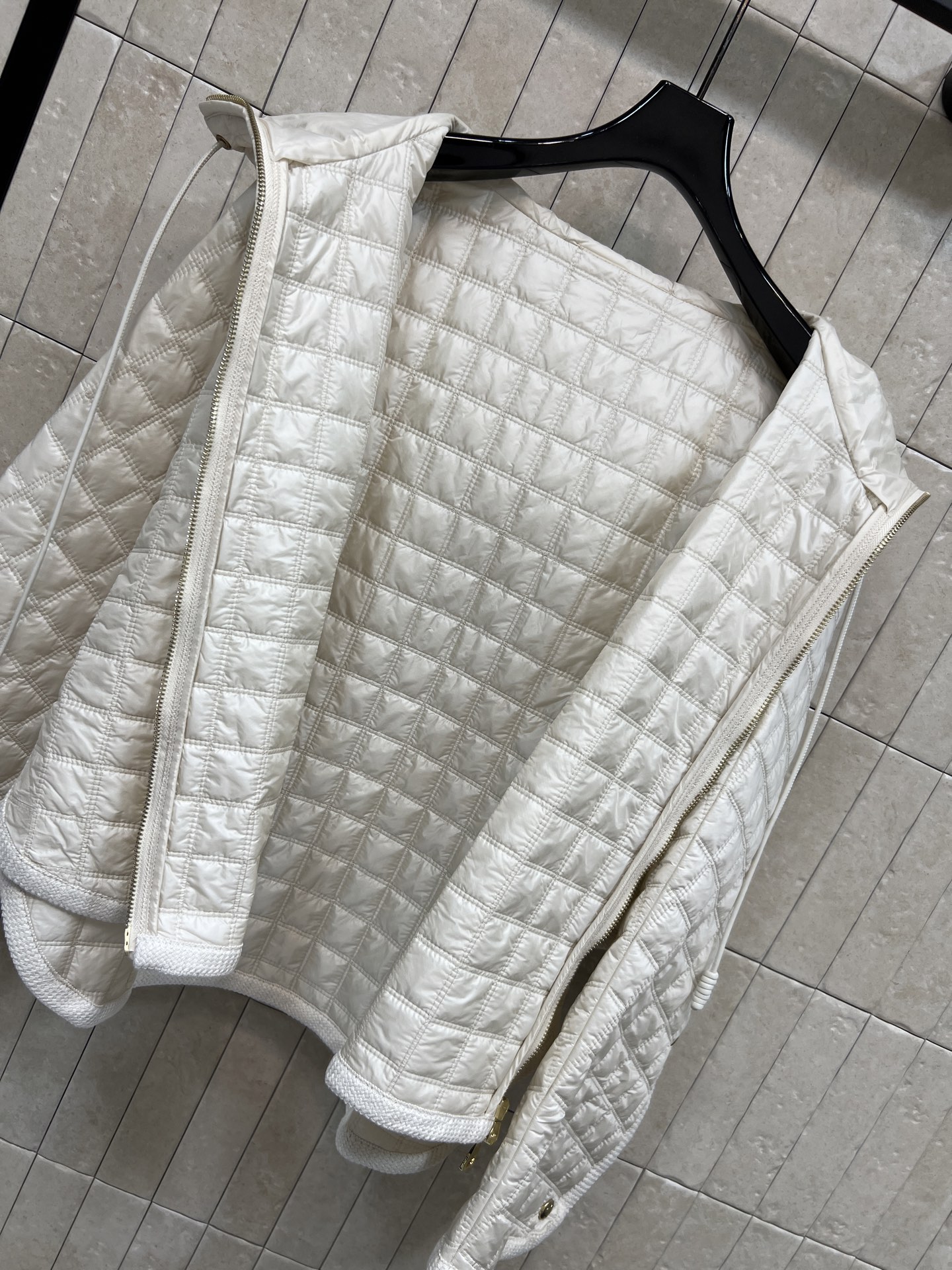 MO家 26秋冬新款 连帽短款棉服外套 连帽抽绳设计 全身方格肌理充棉轻薄 不规则弧形下摆 两侧纽扣小细节 版型宽松斗篷 MO家 26秋冬新款 连帽短款棉服外套 连帽抽绳设计 全身方格肌理充棉轻薄 不规则弧形下摆 两侧纽扣小细节 版型宽松斗篷