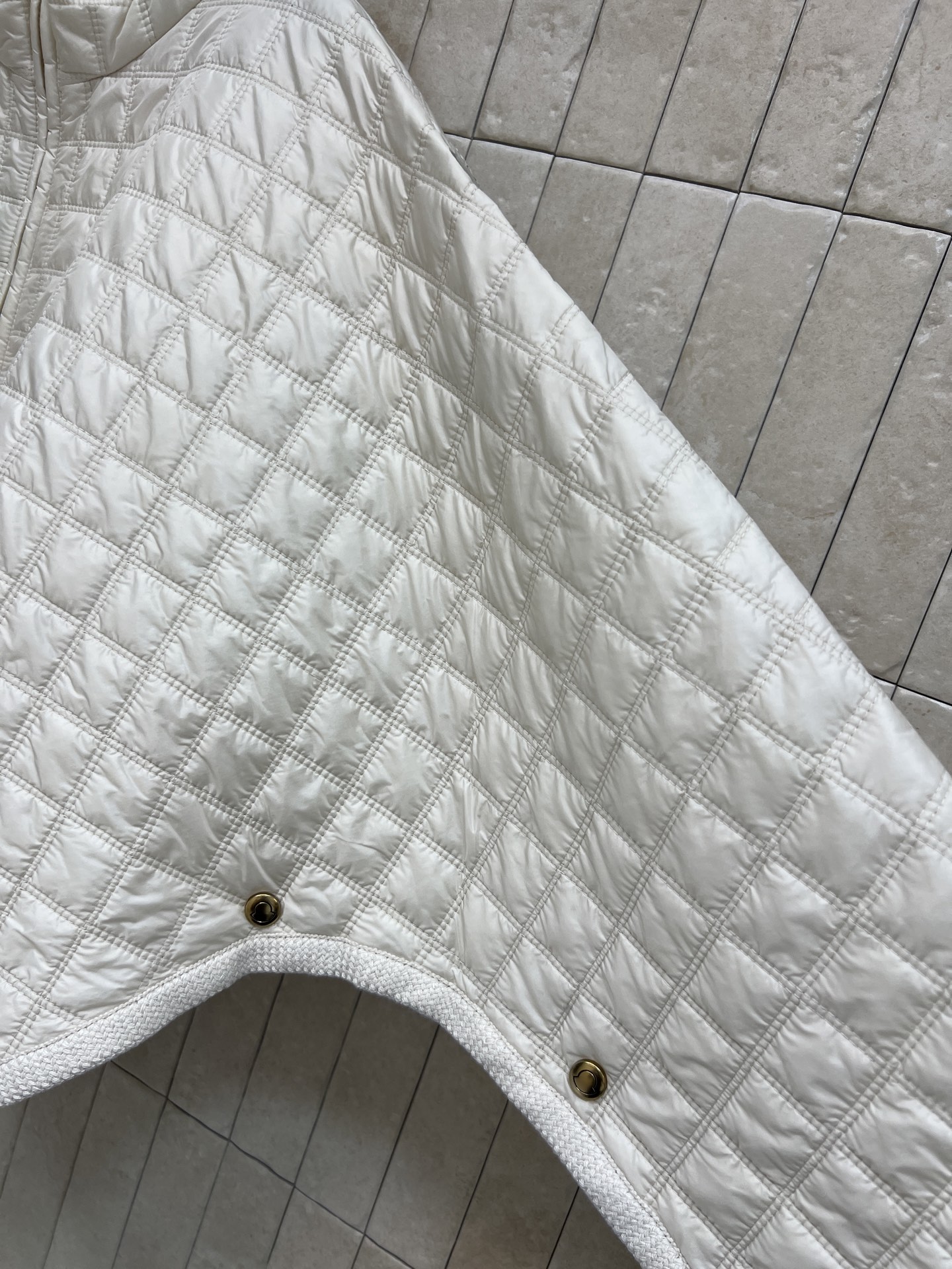MO家 26秋冬新款 连帽短款棉服外套 连帽抽绳设计 全身方格肌理充棉轻薄 不规则弧形下摆 两侧纽扣小细节 版型宽松斗篷 MO家 26秋冬新款 连帽短款棉服外套 连帽抽绳设计 全身方格肌理充棉轻薄 不规则弧形下摆 两侧纽扣小细节 版型宽松斗篷