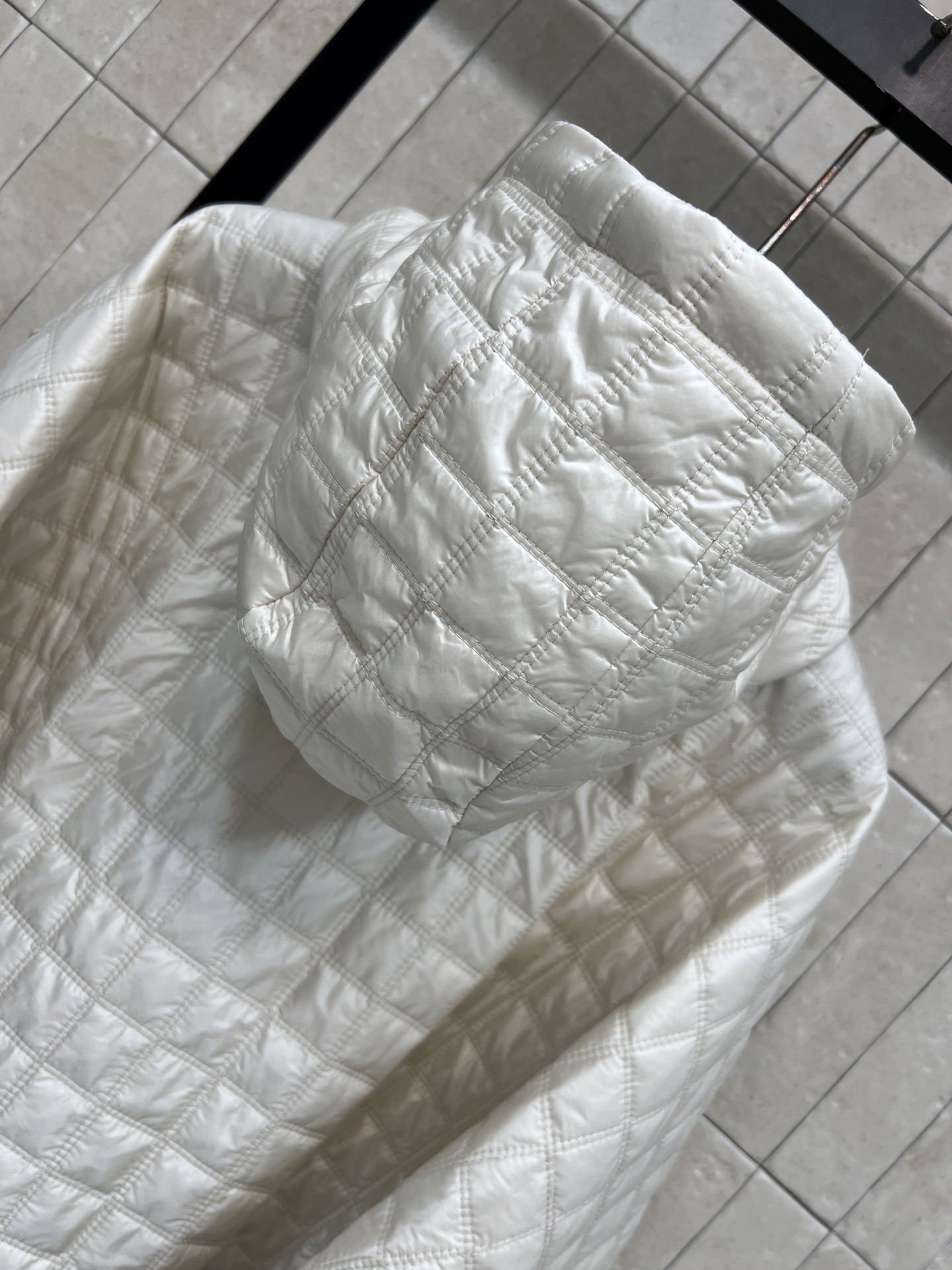 MO家 26秋冬新款 连帽短款棉服外套 连帽抽绳设计 全身方格肌理充棉轻薄 不规则弧形下摆 两侧纽扣小细节 版型宽松斗篷 MO家 26秋冬新款 连帽短款棉服外套 连帽抽绳设计 全身方格肌理充棉轻薄 不规则弧形下摆 两侧纽扣小细节 版型宽松斗篷