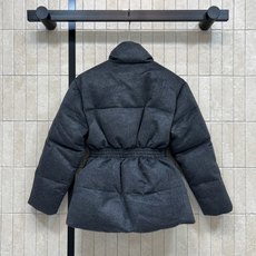 PD家 26秋冬新款 羊毛收腰立领羽绒外套 高级深灰羊毛面料 质感厚实有格调 高立领设计 胸口三角金属标点缀 利落大气 PD家 26秋冬新款 羊毛收腰立领羽绒外套 高级深灰羊毛面料 质感厚实有格调 高立领设计 胸口三角金属标点缀 利落大气