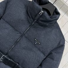 PD家 26秋冬新款 羊毛收腰立领羽绒外套 高级深灰羊毛面料 质感厚实有格调 高立领设计 胸口三角金属标点缀 利落大气 PD家 26秋冬新款 羊毛收腰立领羽绒外套 高级深灰羊毛面料 质感厚实有格调 高立领设计 胸口三角金属标点缀 利落大气