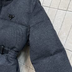 PD家 26秋冬新款 羊毛收腰立领羽绒外套 高级深灰羊毛面料 质感厚实有格调 高立领设计 胸口三角金属标点缀 利落大气 PD家 26秋冬新款 羊毛收腰立领羽绒外套 高级深灰羊毛面料 质感厚实有格调 高立领设计 胸口三角金属标点缀 利落大气