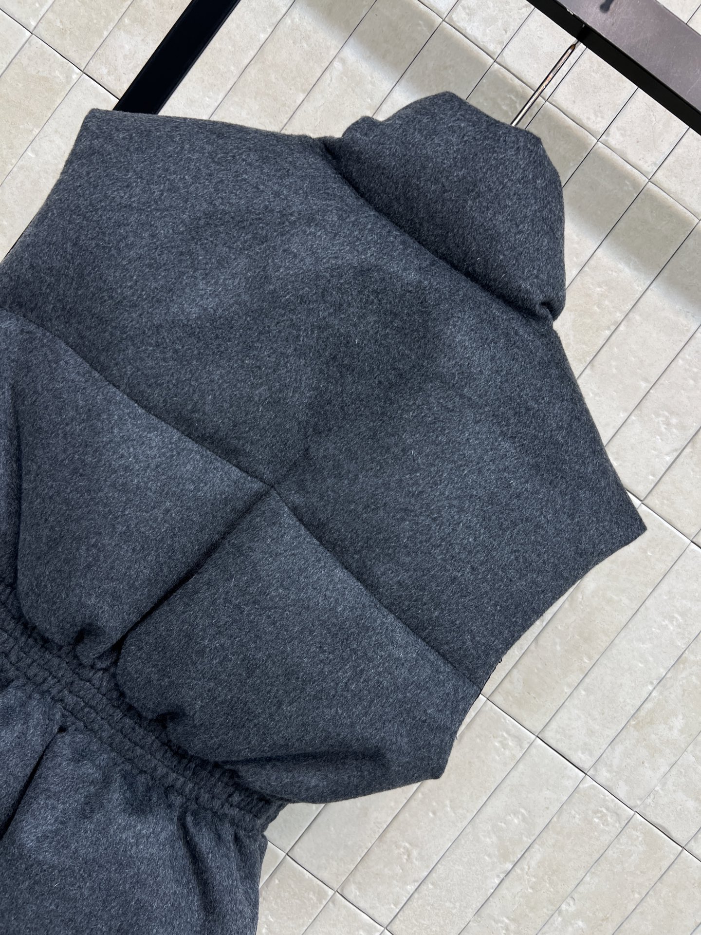 PD家 26秋冬新款 羊毛收腰立领羽绒马甲 高级深灰羊毛面料 质感厚实有格调 高立领设计 胸口三角金属标点缀 利落大气 PD家 26秋冬新款 羊毛收腰立领羽绒马甲 高级深灰羊毛面料 质感厚实有格调 高立领设计 胸口三角金属标点缀 利落大气