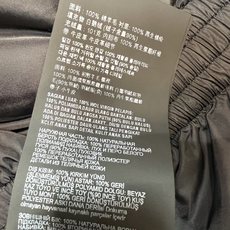 PD家 26秋冬新款 羊毛收腰立领羽绒马甲 高级深灰羊毛面料 质感厚实有格调 高立领设计 胸口三角金属标点缀 利落大气 PD家 26秋冬新款 羊毛收腰立领羽绒马甲 高级深灰羊毛面料 质感厚实有格调 高立领设计 胸口三角金属标点缀 利落大气