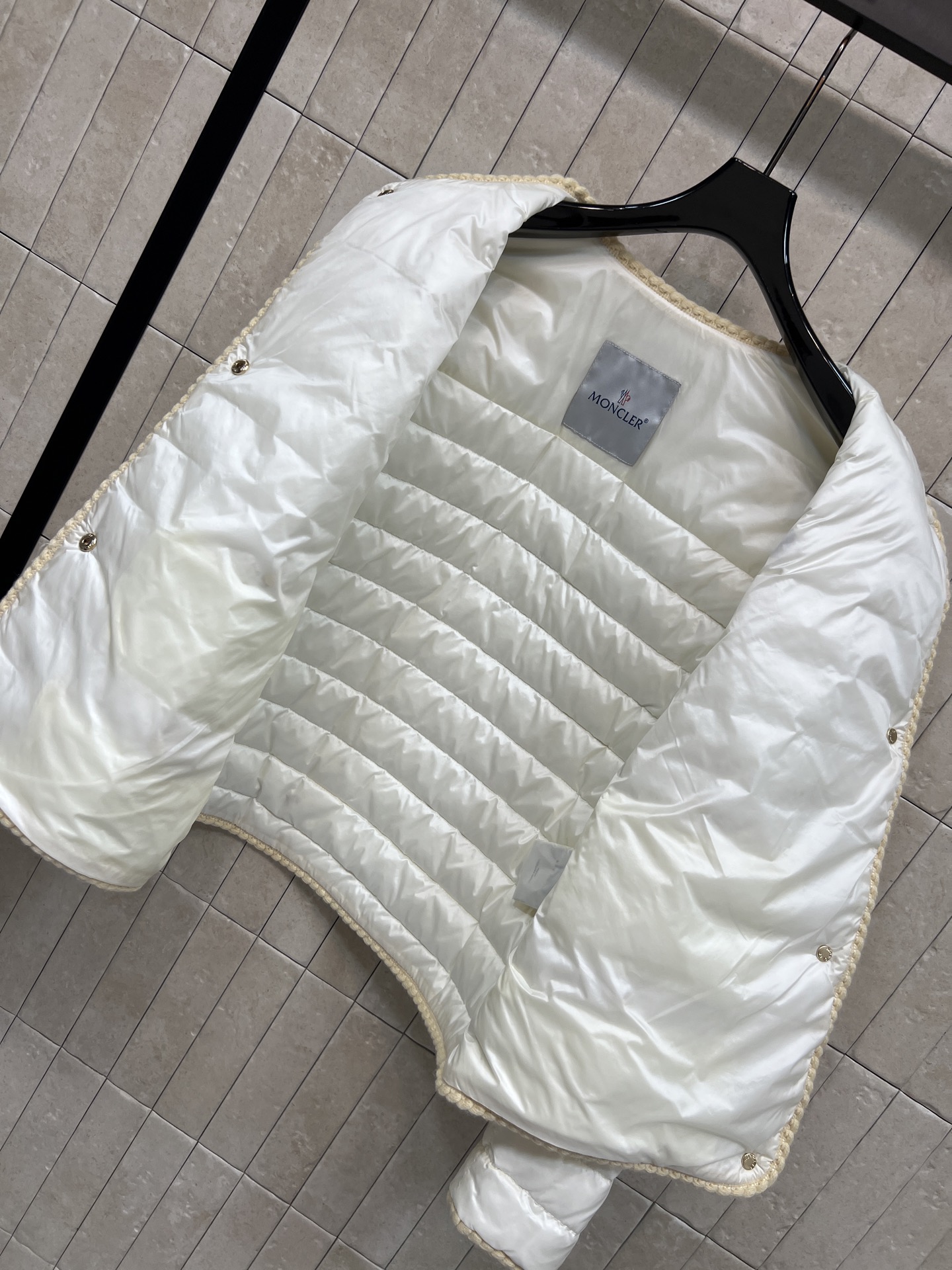 MO家 26秋冬新款 小香风轻薄外套 圆领无领型设计 精致滚边包边 自带小香气质 国标90鹅绒填充轻薄均匀 上身轻便不臃 MO家 26秋冬新款 小香风轻薄外套 圆领无领型设计 精致滚边包边 自带小香气质 国标90鹅绒填充轻薄均匀 上身轻便不臃