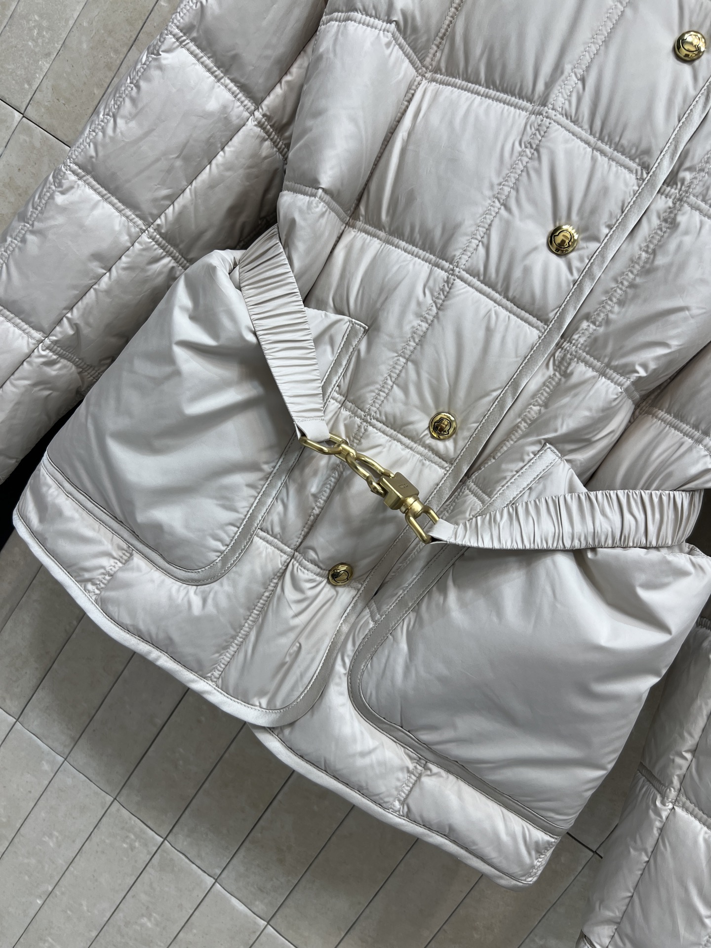 MO家 26秋冬新款 收腰短款羽绒外套 可拆卸卷卷羊羔毛翻领 两种穿法随心切换 90鹅绒填充饱满锁温不易跑棉 复古金色排 MO家 26秋冬新款 收腰短款羽绒外套 可拆卸卷卷羊羔毛翻领 两种穿法随心切换 90鹅绒填充饱满锁温不易跑棉 复古金色排