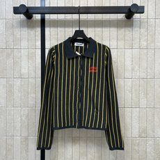 MIU家 26早秋新款 POLO领条纹针织开衫 羊毛针织面料软糯细腻 简约POLO翻领设计 单排纽扣开合 穿脱方便 衣身 MIU家 26早秋新款 POLO领条纹针织开衫 羊毛针织面料软糯细腻 简约POLO翻领设计 单排纽扣开合 穿脱方便 衣身